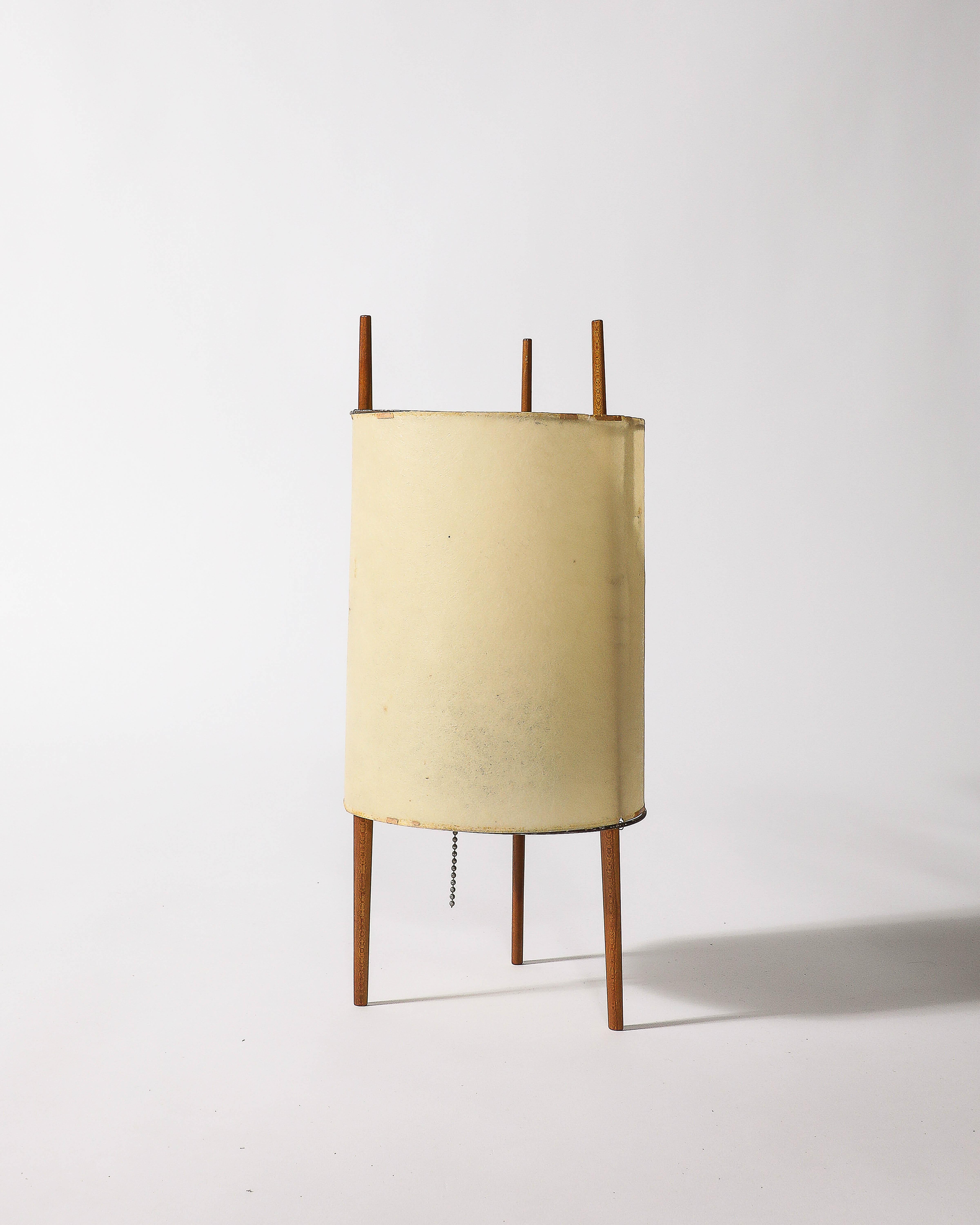 Rare lampe de table en fibre de verre et acajou d'Isamu Noguchi, États-Unis, 1947 en vente 2