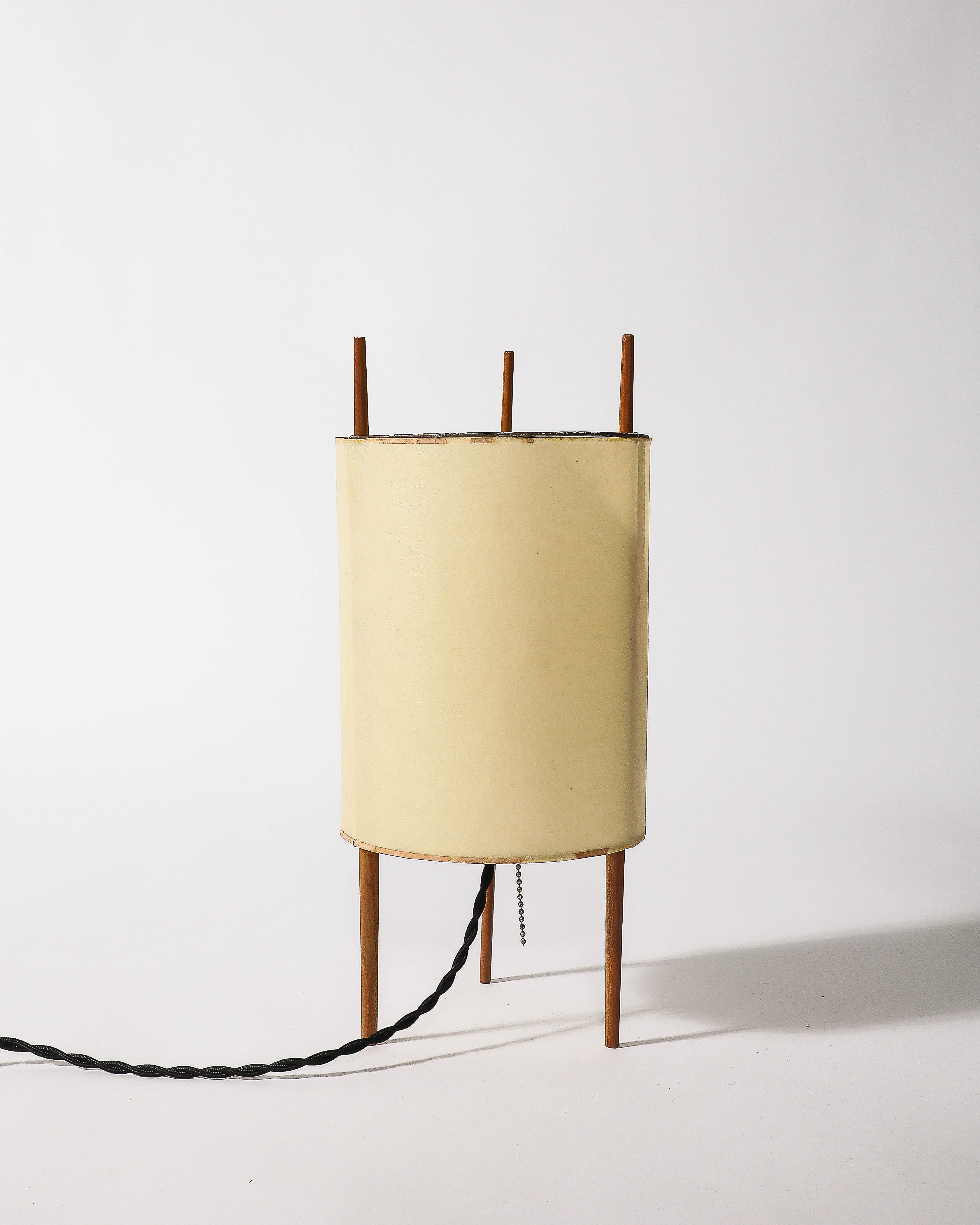 Rare lampe de table en fibre de verre et acajou d'Isamu Noguchi, États-Unis, 1947 en vente 3