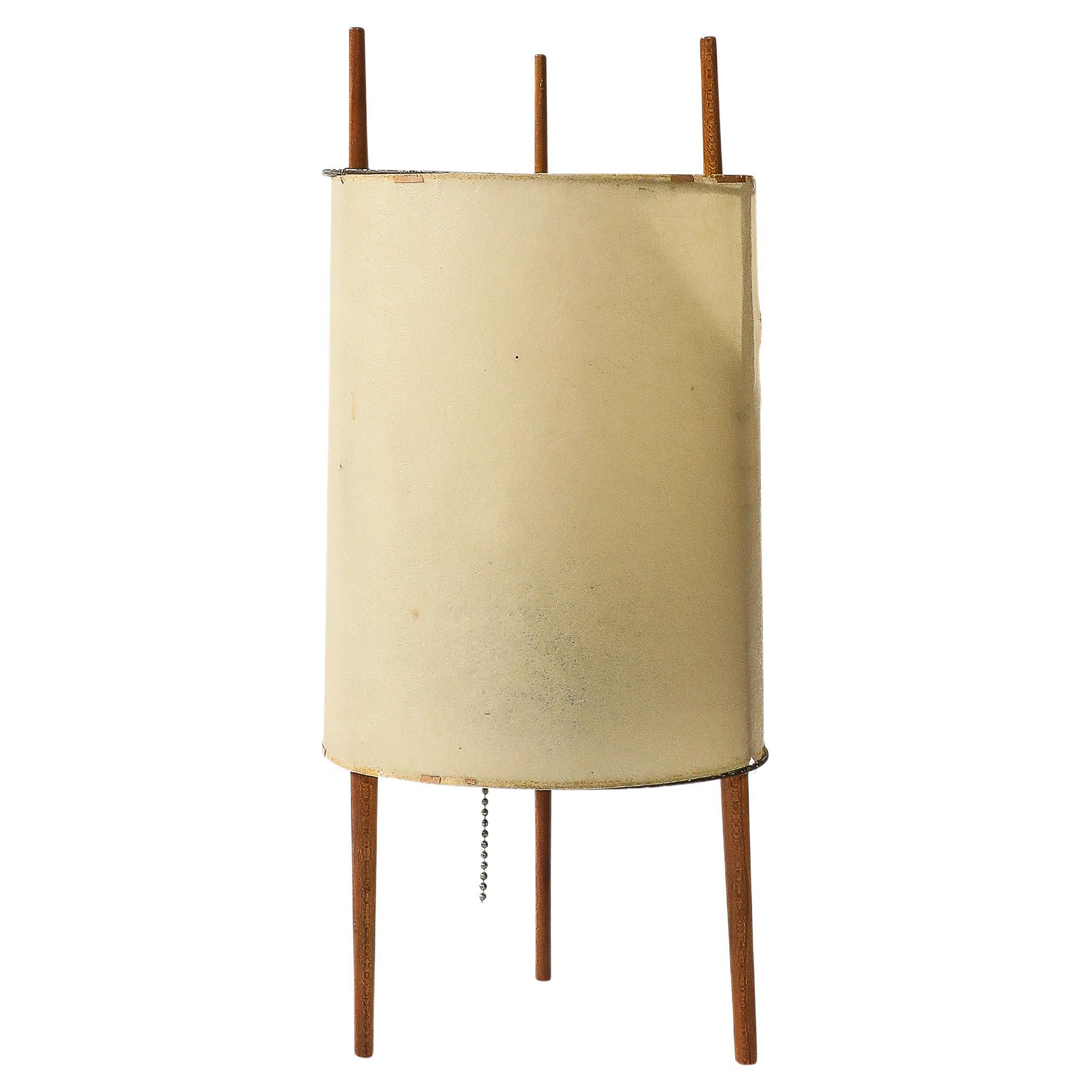 Rare lampe de table en fibre de verre et acajou d
Isamu Noguchi, États-Unis, 1947 en vente