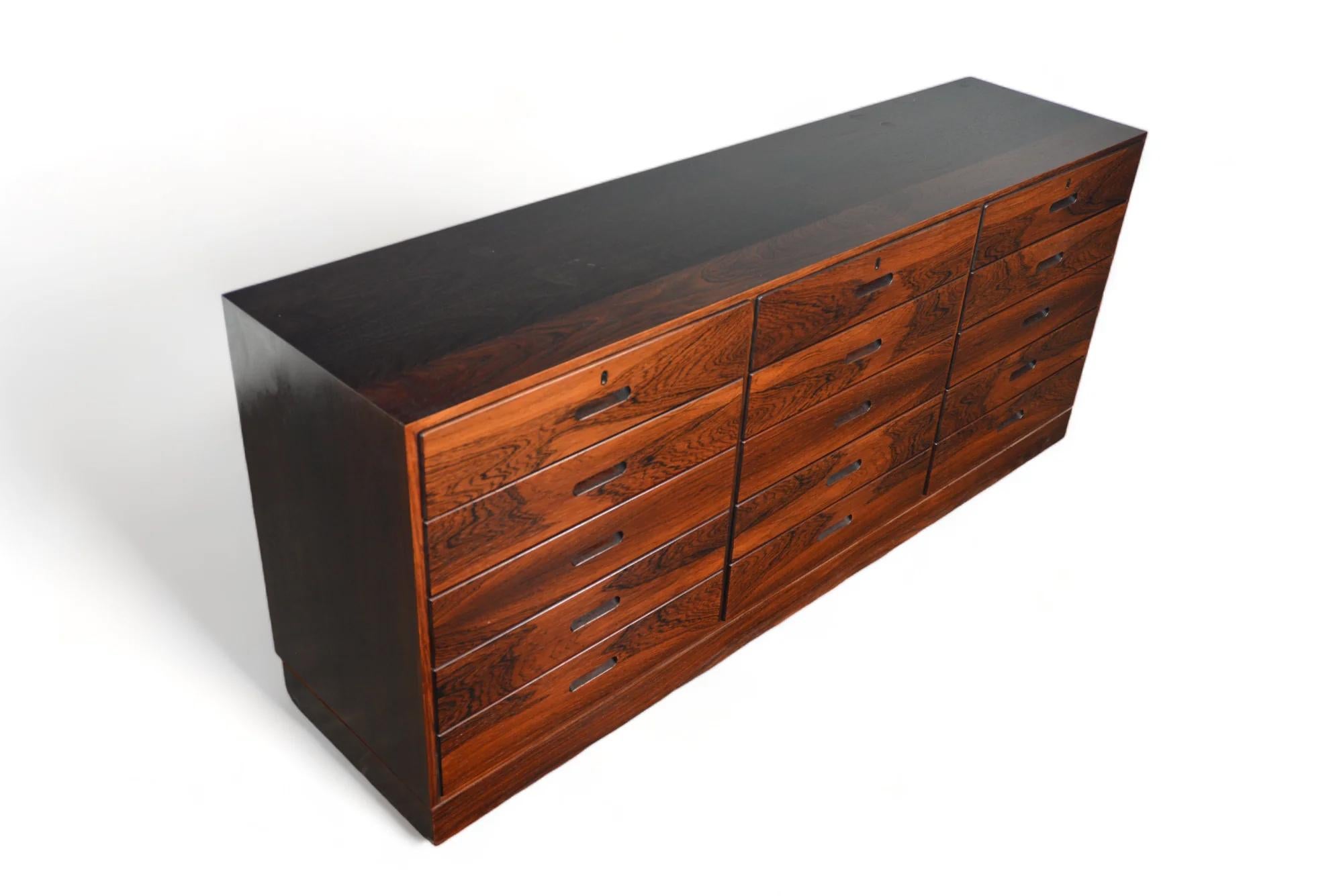 Rare Fifteen Drawer Low Dresser In Rosewood By Kai Winding In Good Condition For Sale In Berkeley, CA