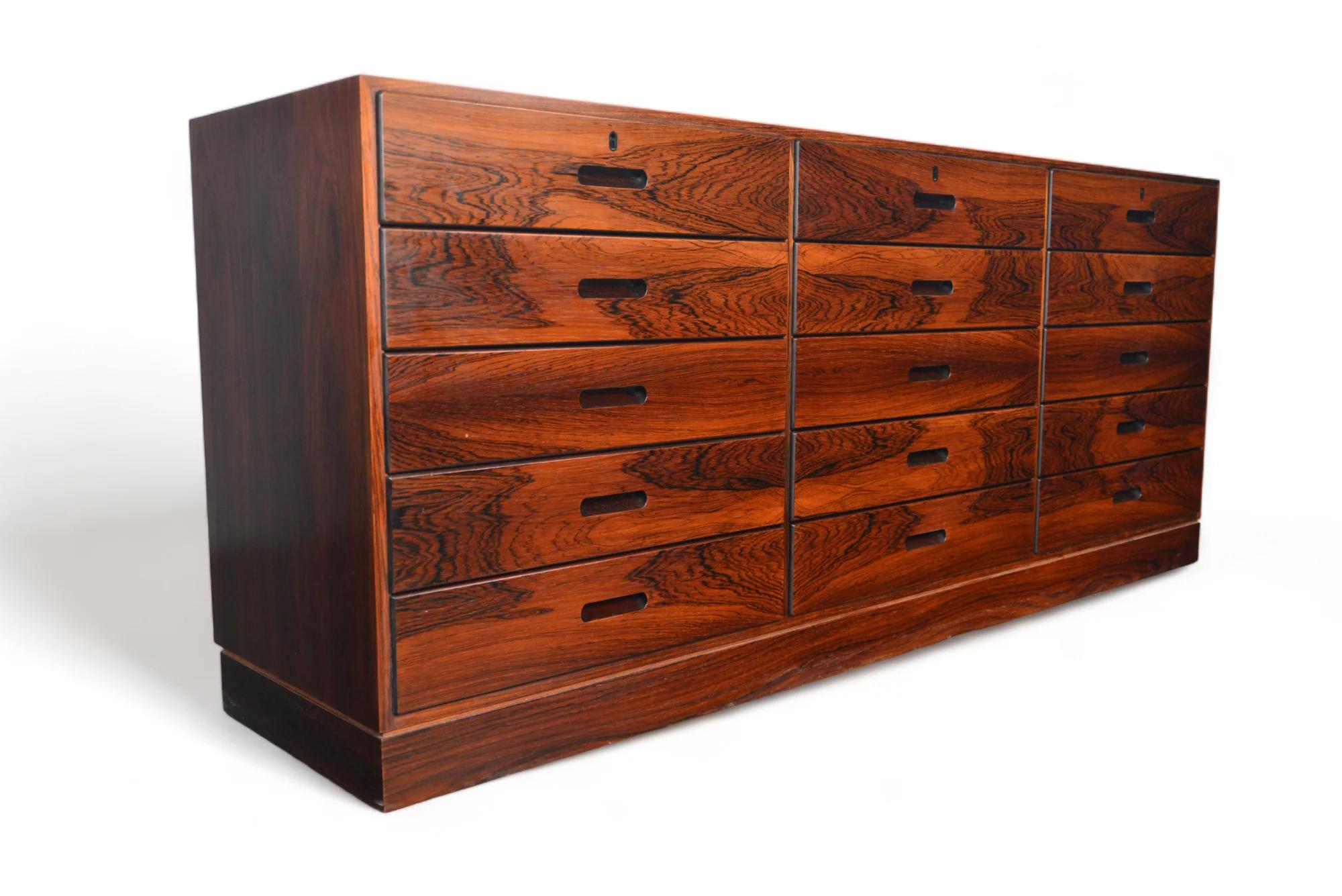 20th Century Rare Fifteen Drawer Low Dresser In Rosewood By Kai Winding For Sale