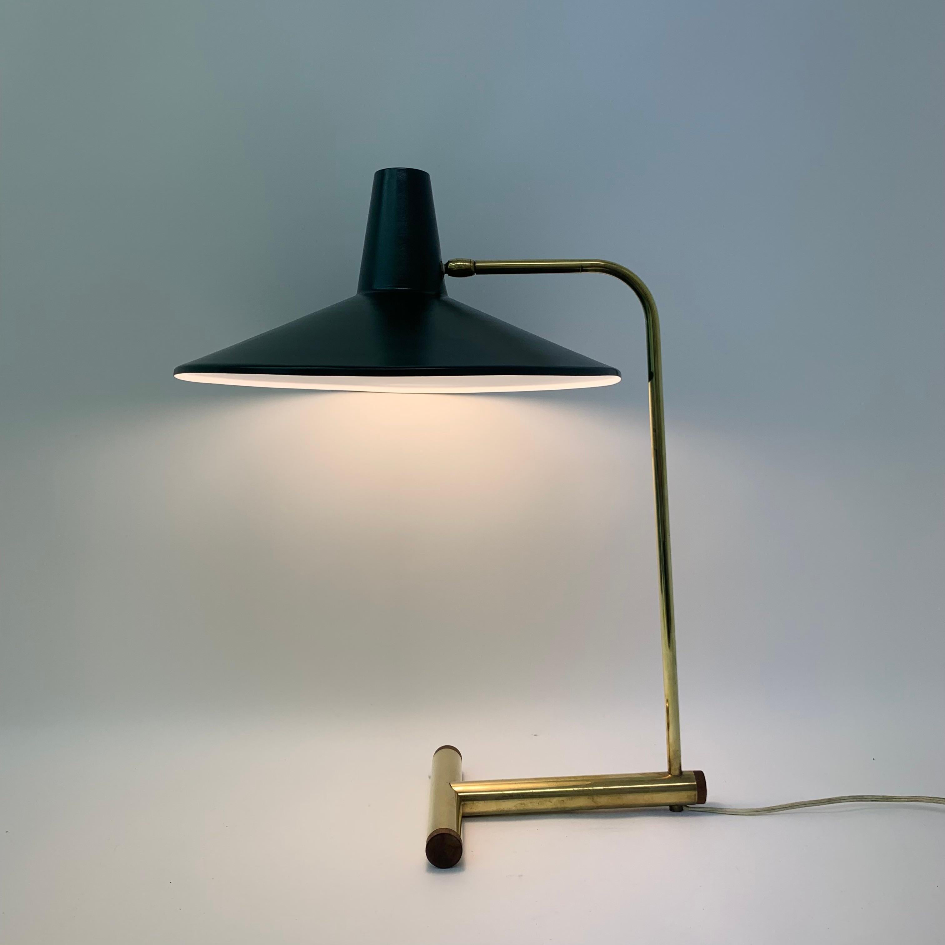 Belle lampe avec une belle utilisation de différents matériaux.