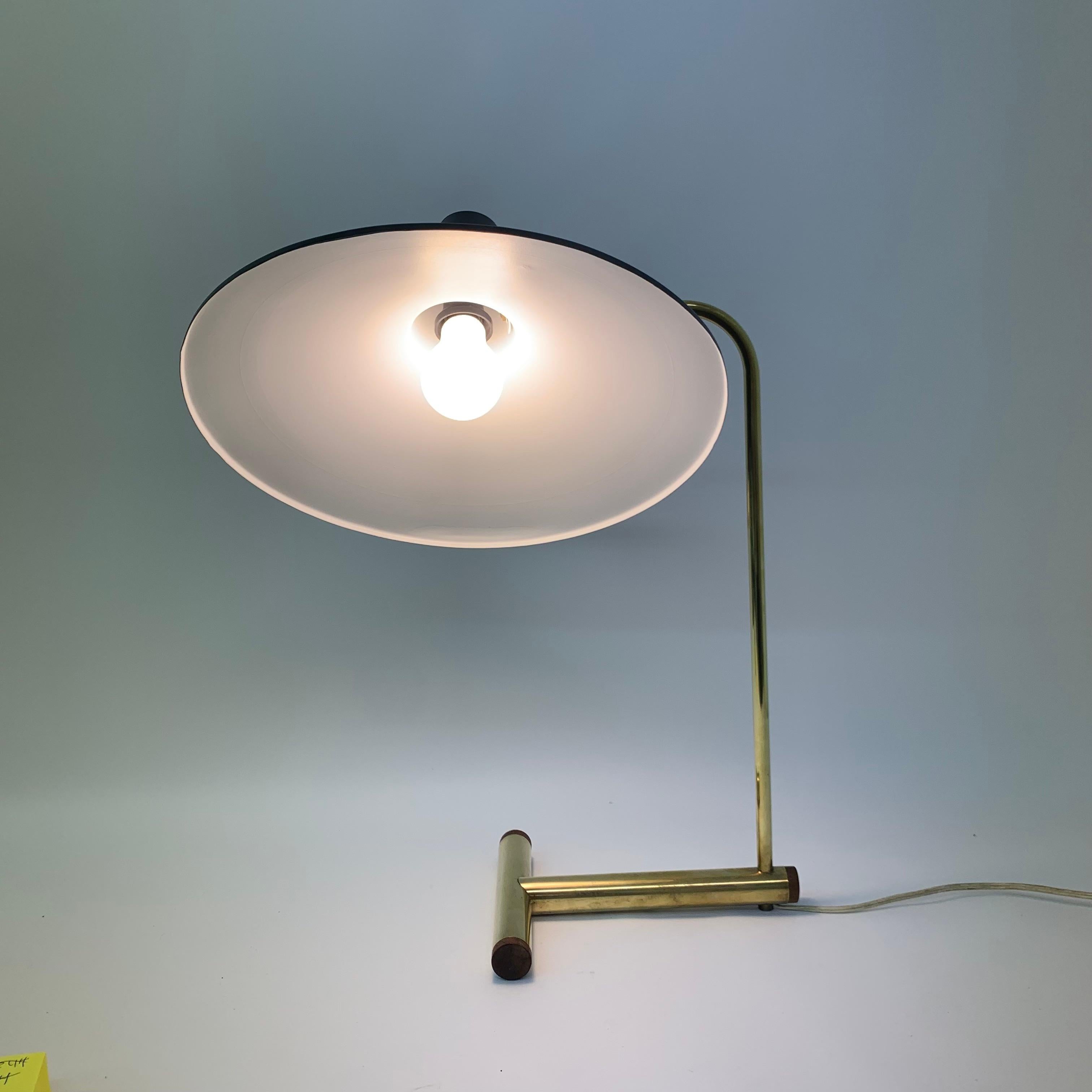 Néerlandais Rare lampe de table en laiton des années 50, 1950 en vente