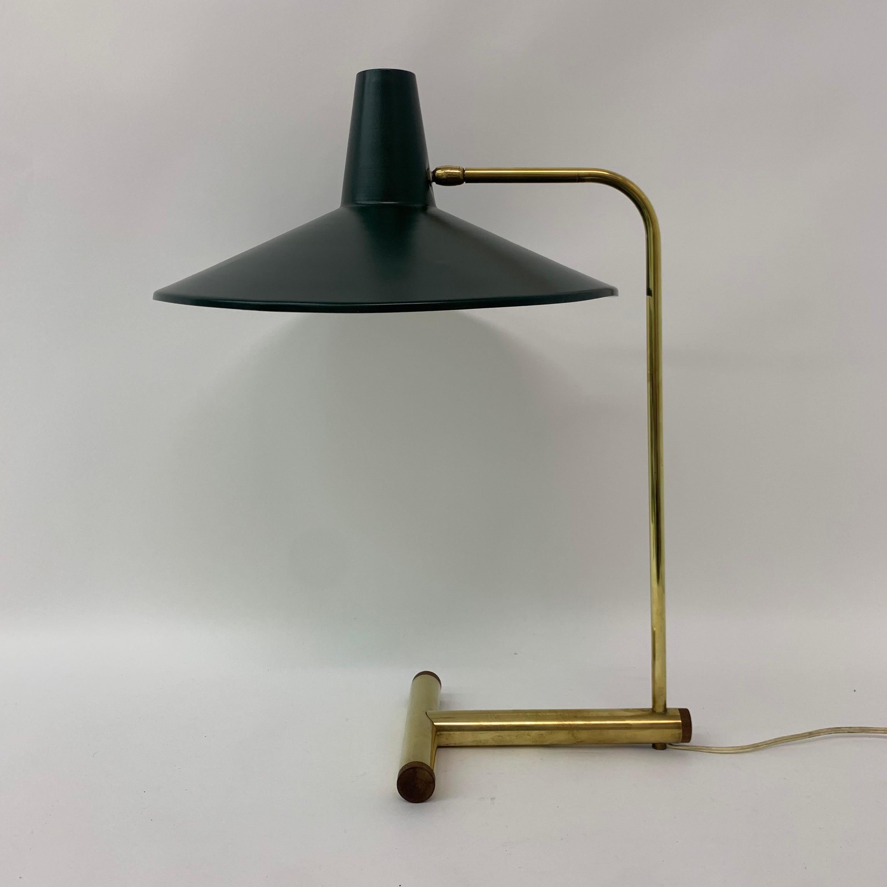 Milieu du XXe siècle Rare lampe de table en laiton des années 50, 1950 en vente