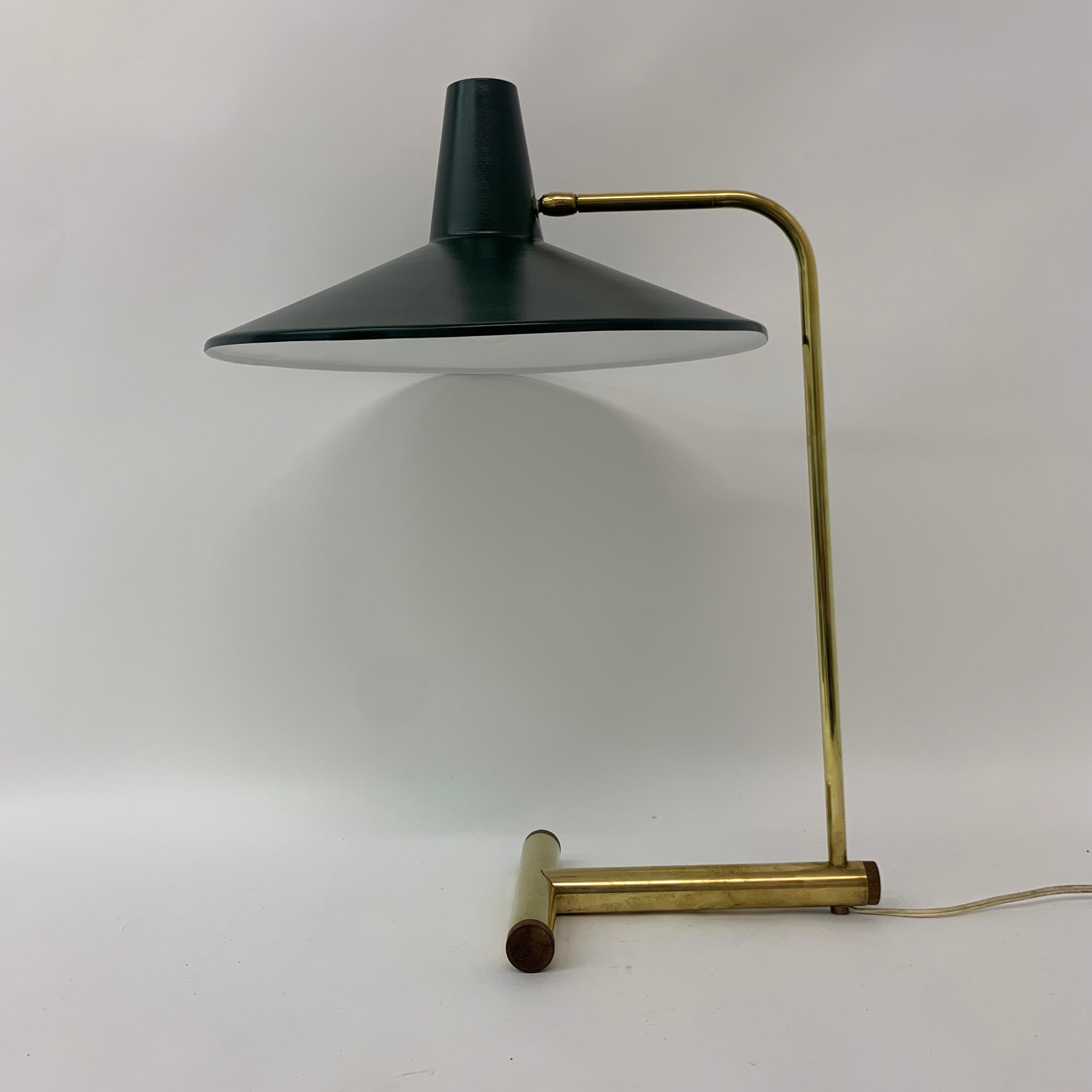 Seltene Messing-Tischlampe aus den Fünfzigern, 1950er Jahre (Metall) im Angebot