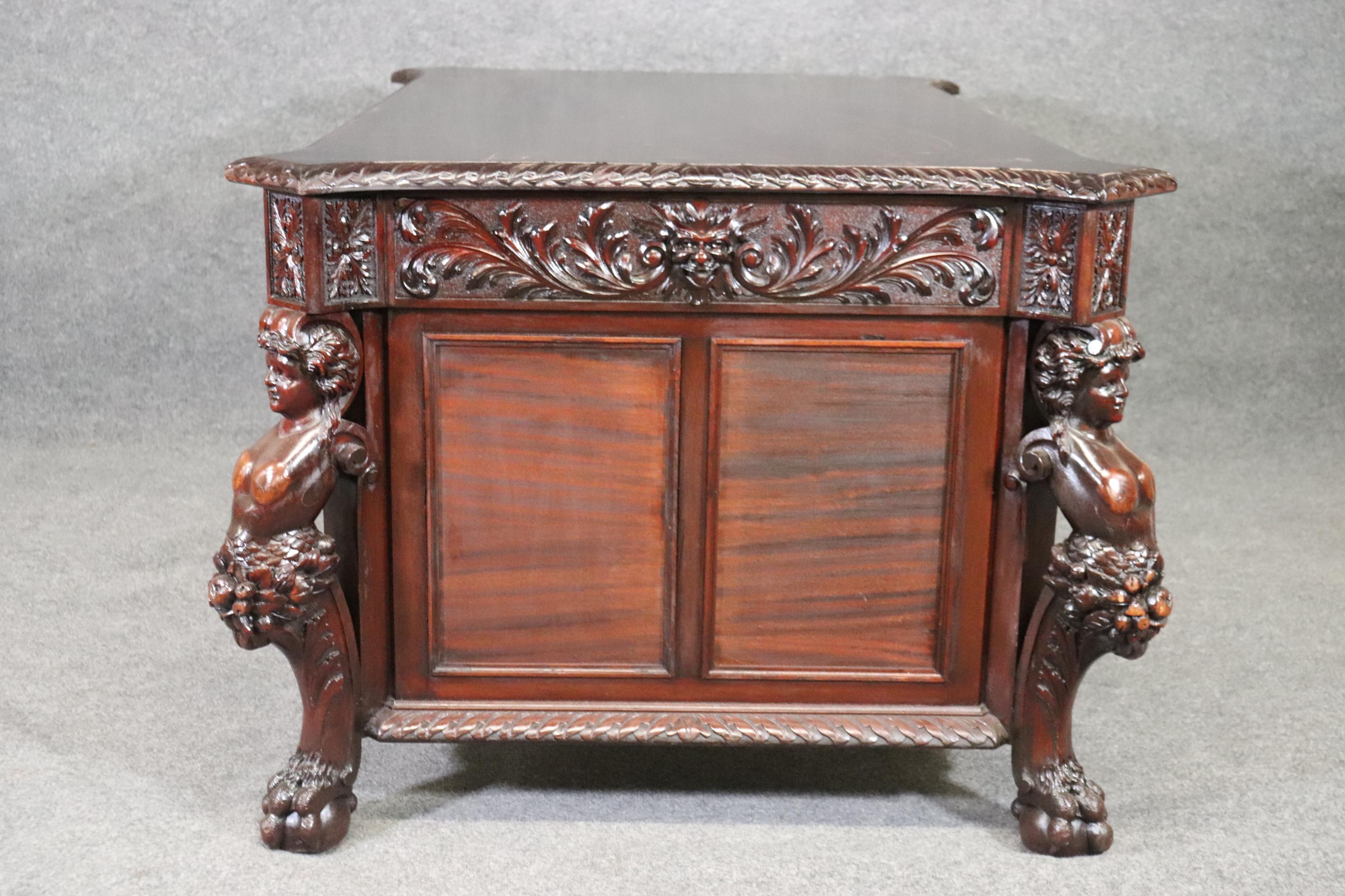 Rare Figural Carved Solid Mahogany R.J. Horner Partners Executive Desk In Good Condition In Swedesboro, NJ