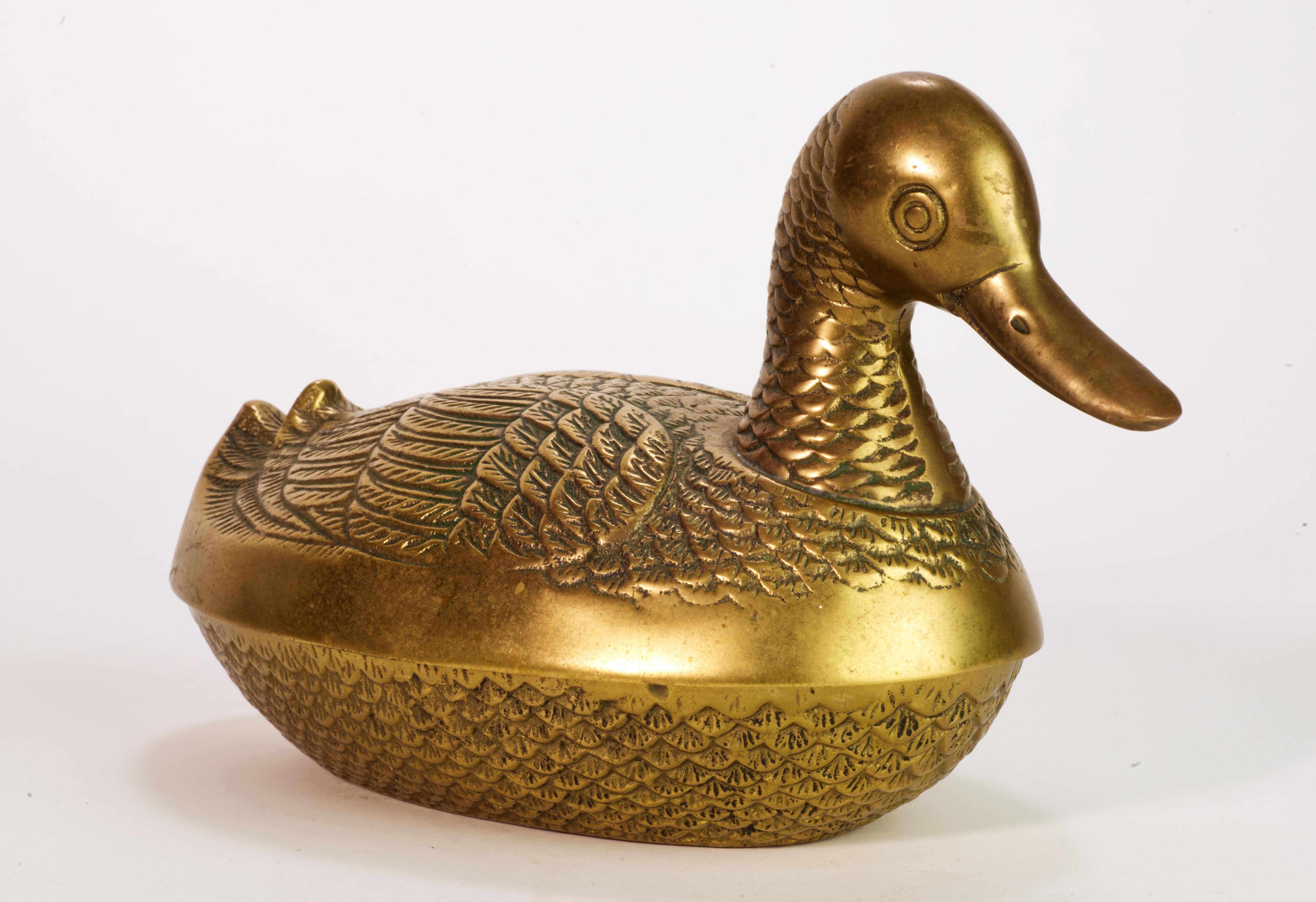 Raro cuenco figurativo modernista de latón en forma de pato con tapa Coreano en venta