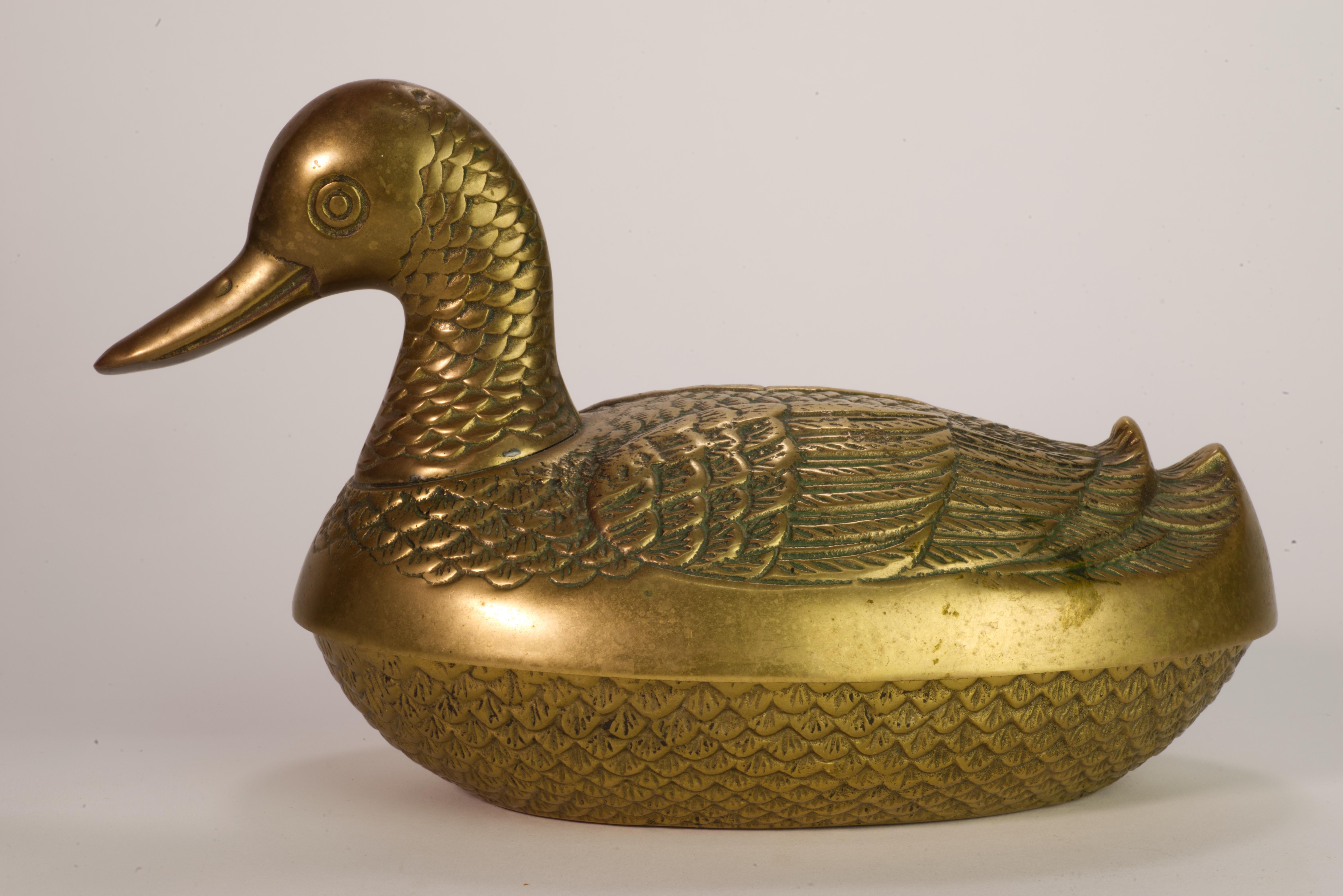 Raro cuenco figurativo modernista de latón en forma de pato con tapa en Bueno estado para la venta en Clifton Springs, NY