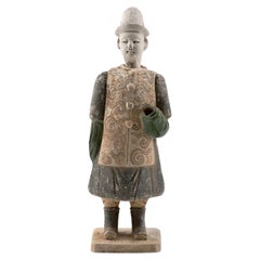 Rare figure d'un préposé portant un gilet tourbillonnant, Dynastie Ming (1368-1644)