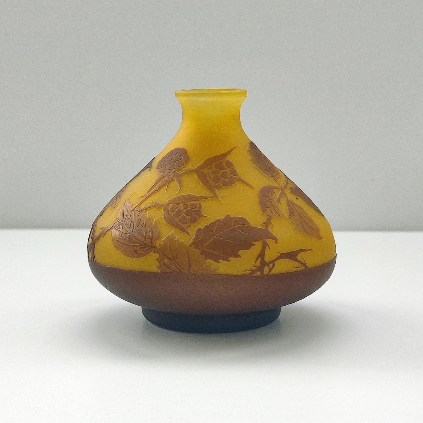 Français Vase en verre camée Art Nouveau d'Edmond Rigot, très rare et de grande collection en vente