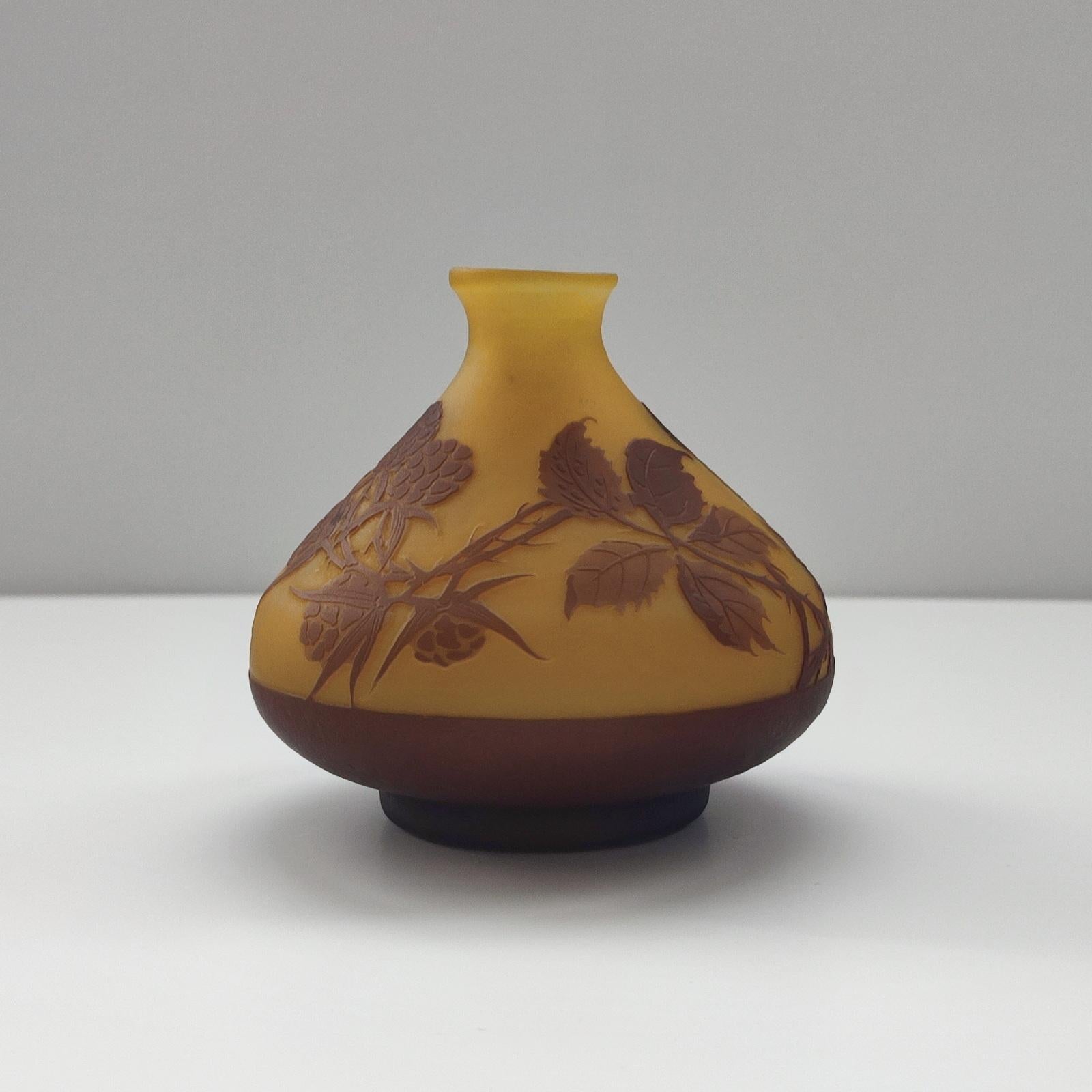 Buriné Vase en verre camée Art Nouveau d'Edmond Rigot, très rare et de grande collection en vente