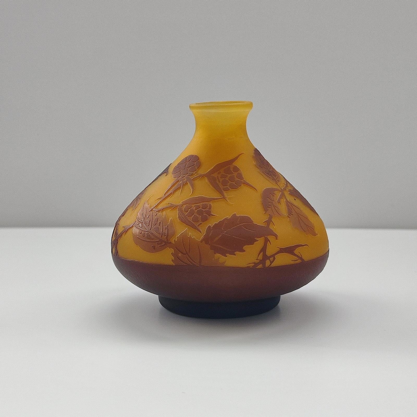 Début du 20ème siècle Vase en verre camée Art Nouveau d'Edmond Rigot, très rare et de grande collection en vente