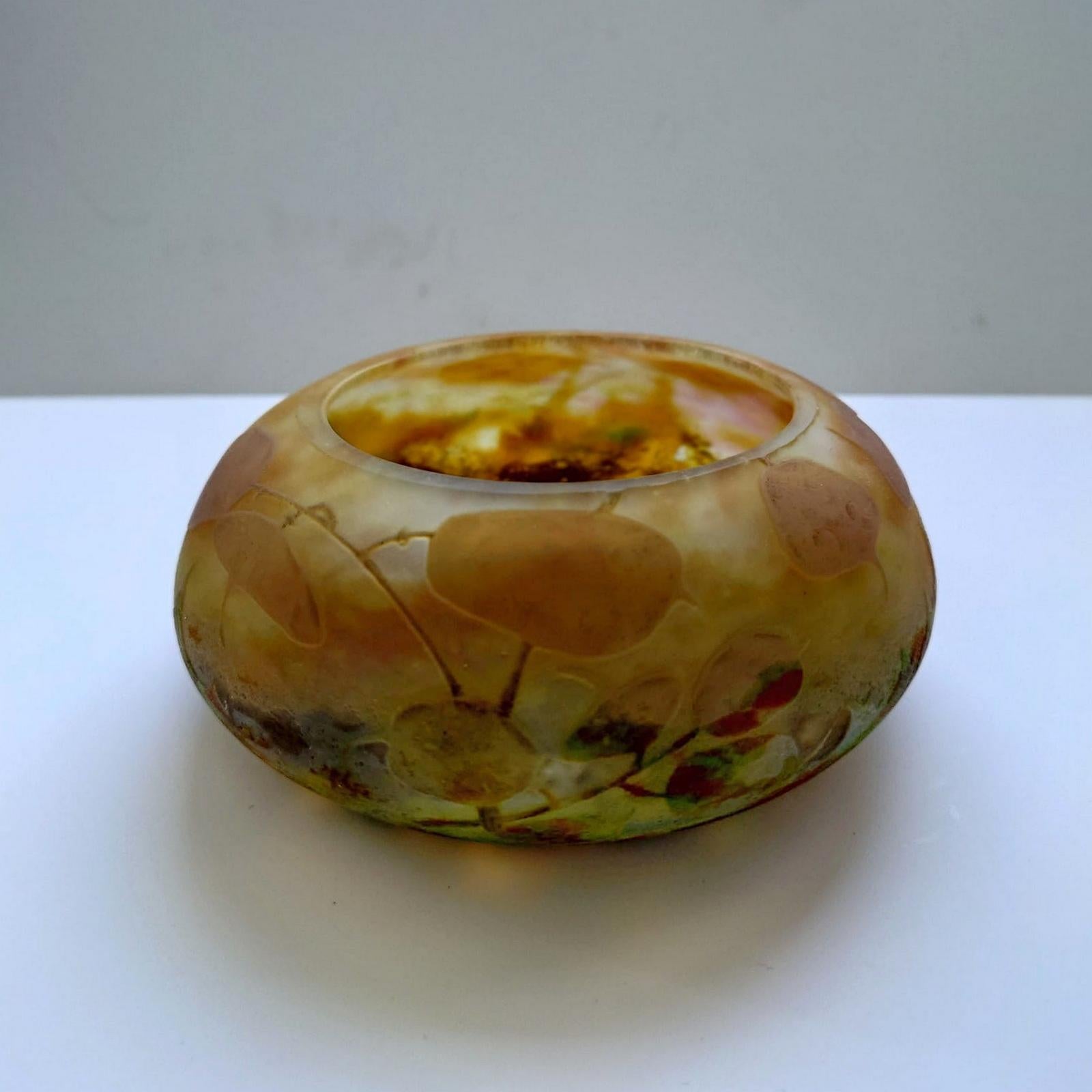 Rare Find Art Nouveau Daum Cameo Glass Vitrified Monnaies du Pape Round Coupe For Sale 2