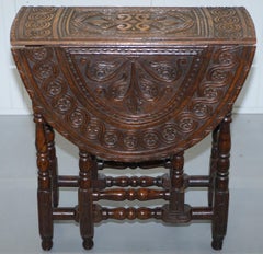 Rare découverte d'une petite table d'appoint pliante géorgienne sculptée à la main et dotée d'un pied en forme de porte