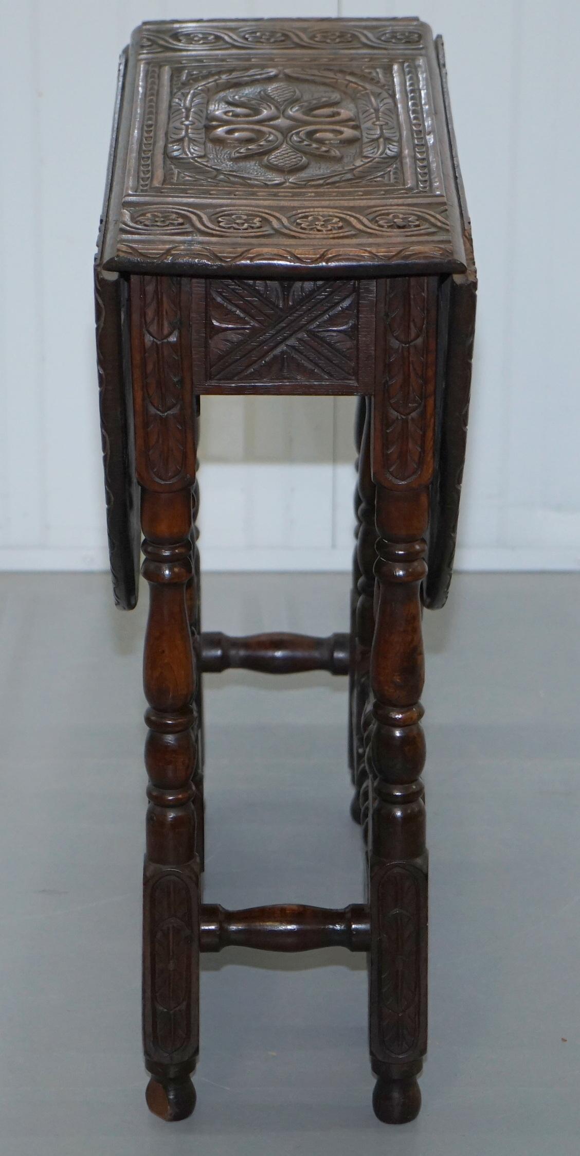 Rare Find Georgian Hand-Carved Gate Leg Small Occasional Side Table Folding In Distressed Condition In West Sussex, Pulborough