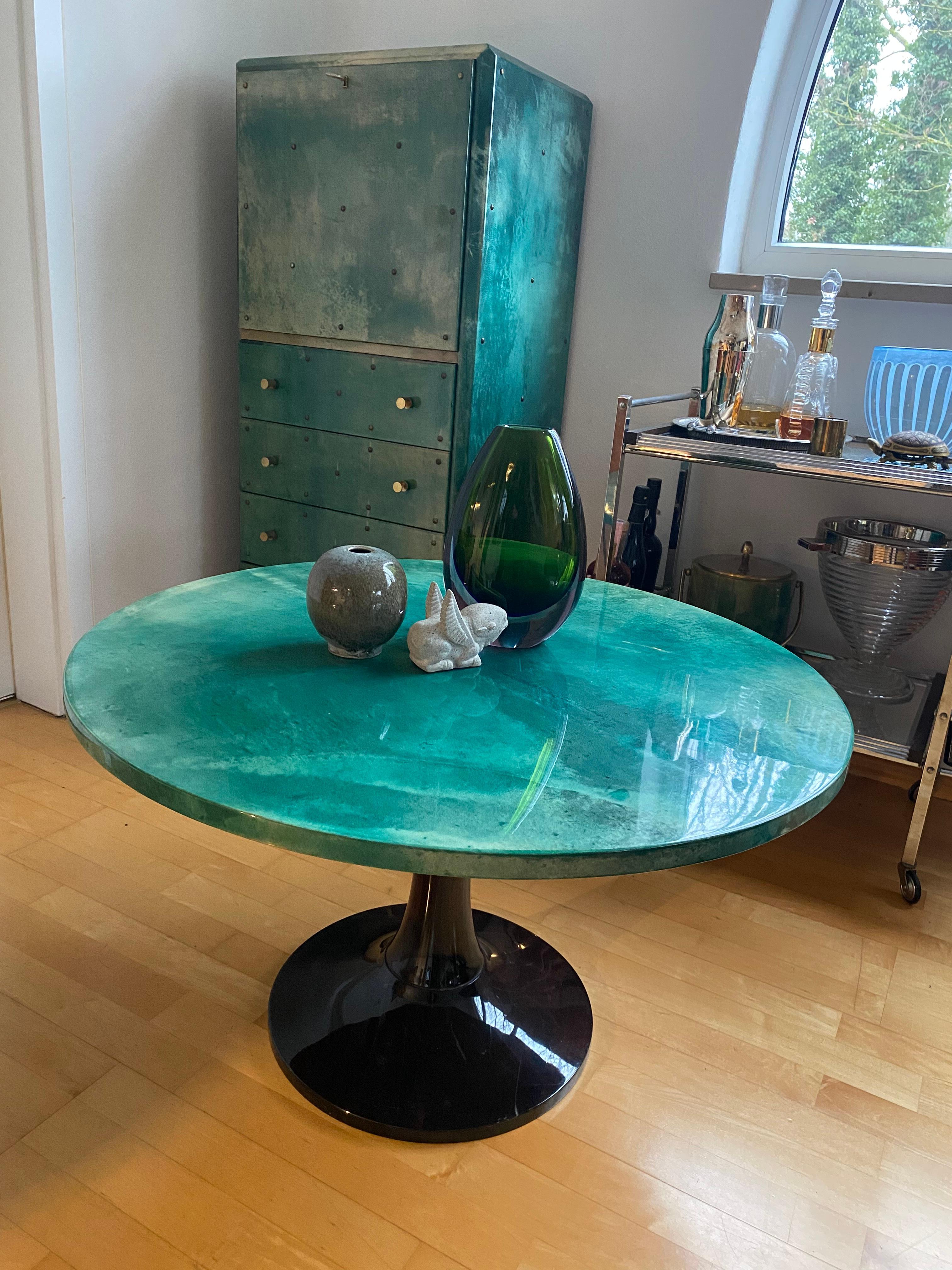 Pelle di capra Raro da trovare! Tavolo da salotto Greene & Greene Tura con base a tulipano, Italia, anni '50 in vendita