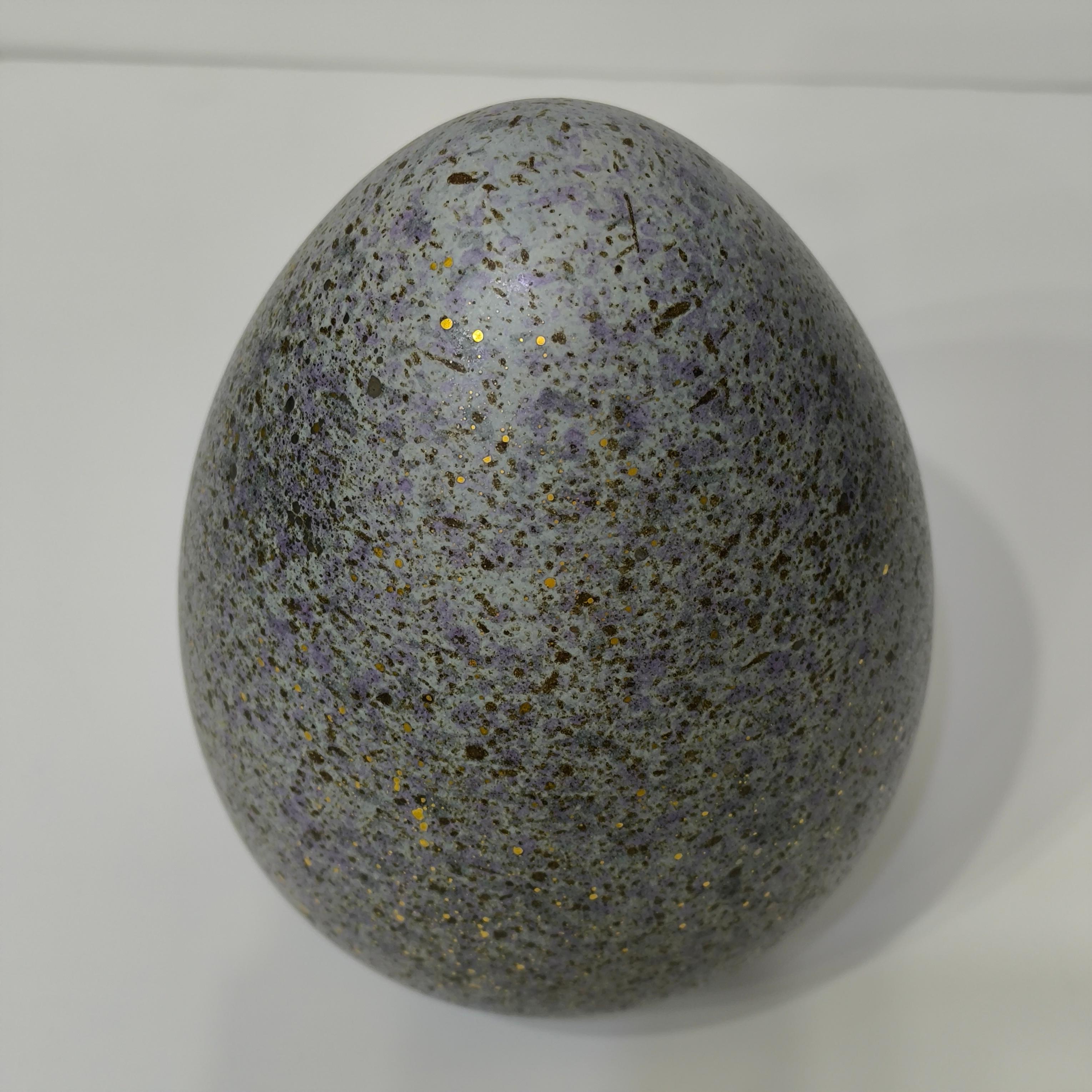 Raro hallazgo, gran huevo de cerámica sueca, vidriado moteado en dorado y morado, años 70 en venta 4