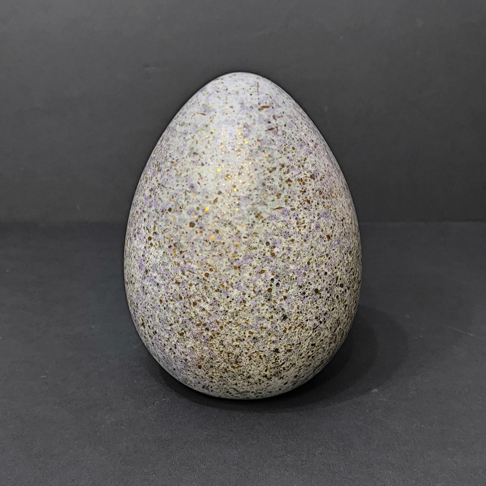 Raro hallazgo, gran huevo de cerámica sueca, vidriado moteado en dorado y morado, años 70
Gulkroken Hjöm Suecia
Firma del artista con monograma.
Altura 18,5 cm
En excelente estado.