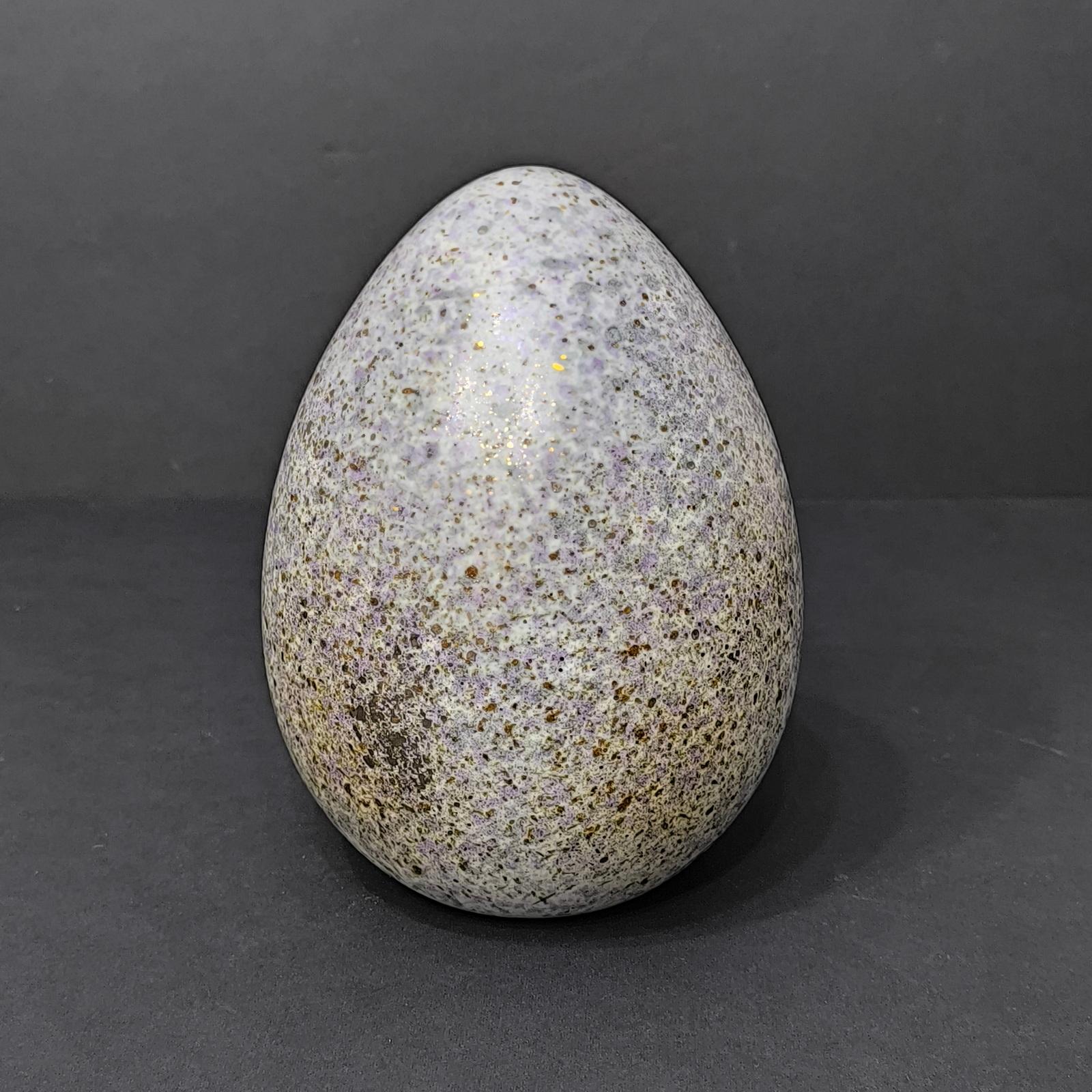 Raro hallazgo, gran huevo de cerámica sueca, vidriado moteado en dorado y morado, años 70 Sueco en venta