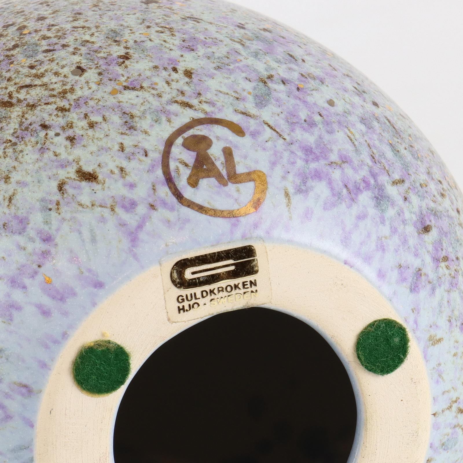 Raro hallazgo, gran huevo de cerámica sueca, vidriado moteado en dorado y morado, años 70 en Excelente estado para la venta en Bochum, NRW