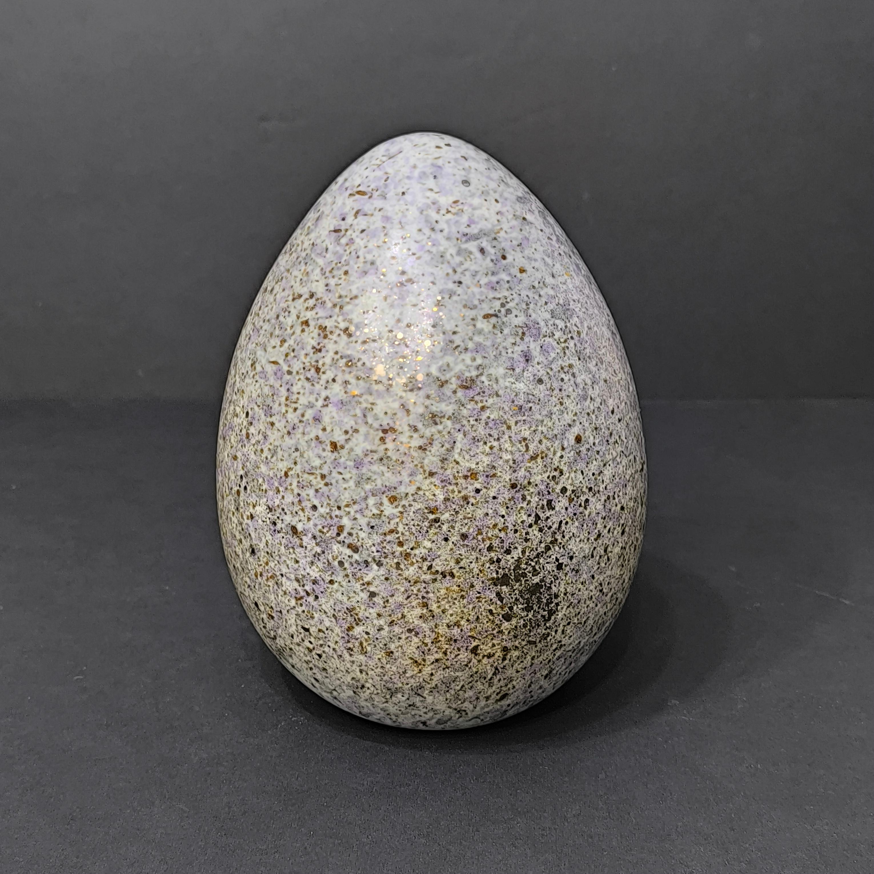Raro hallazgo, gran huevo de cerámica sueca, vidriado moteado en dorado y morado, años 70 finales del siglo XX en venta
