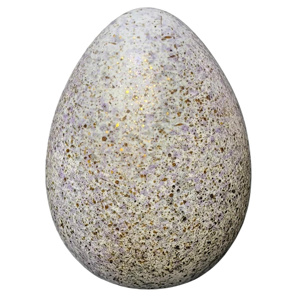 Raro hallazgo, gran huevo de cerámica sueca, vidriado moteado en dorado y morado, años 70 en venta