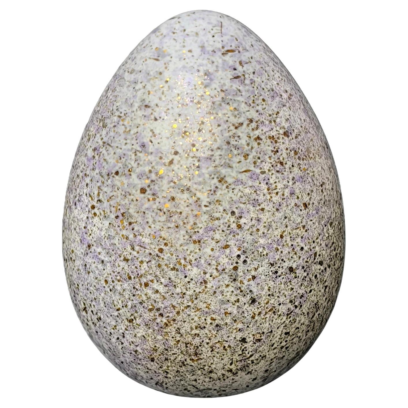 Trouvaille rare, grand œuf suédois en céramique, glaçure mouchetée d
or et de pourpre, années 1970