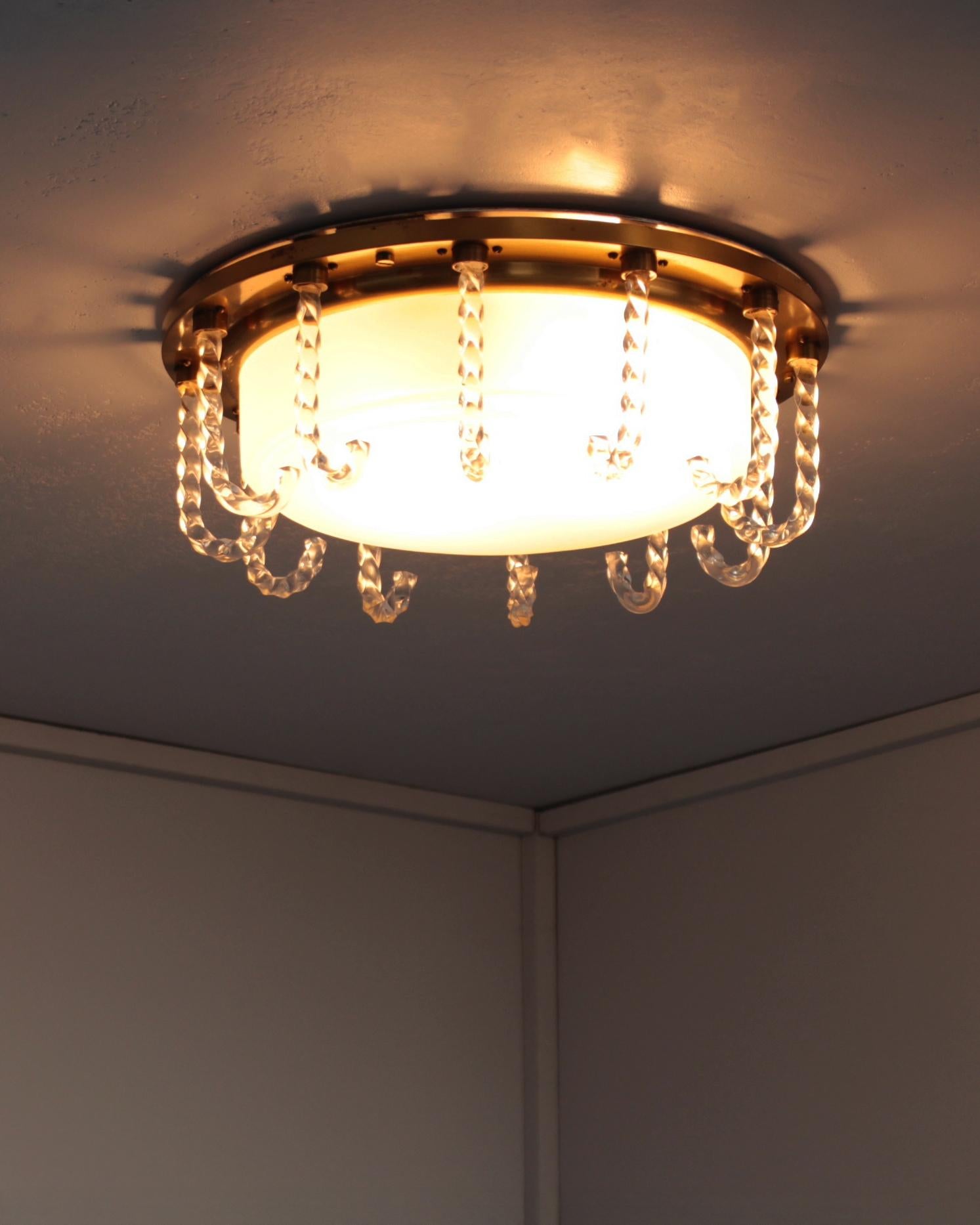 Seltener französischer Flush Mount aus Glas und Messing aus den 1950er Jahren von Leleu (Moderne der Mitte des Jahrhunderts) im Angebot