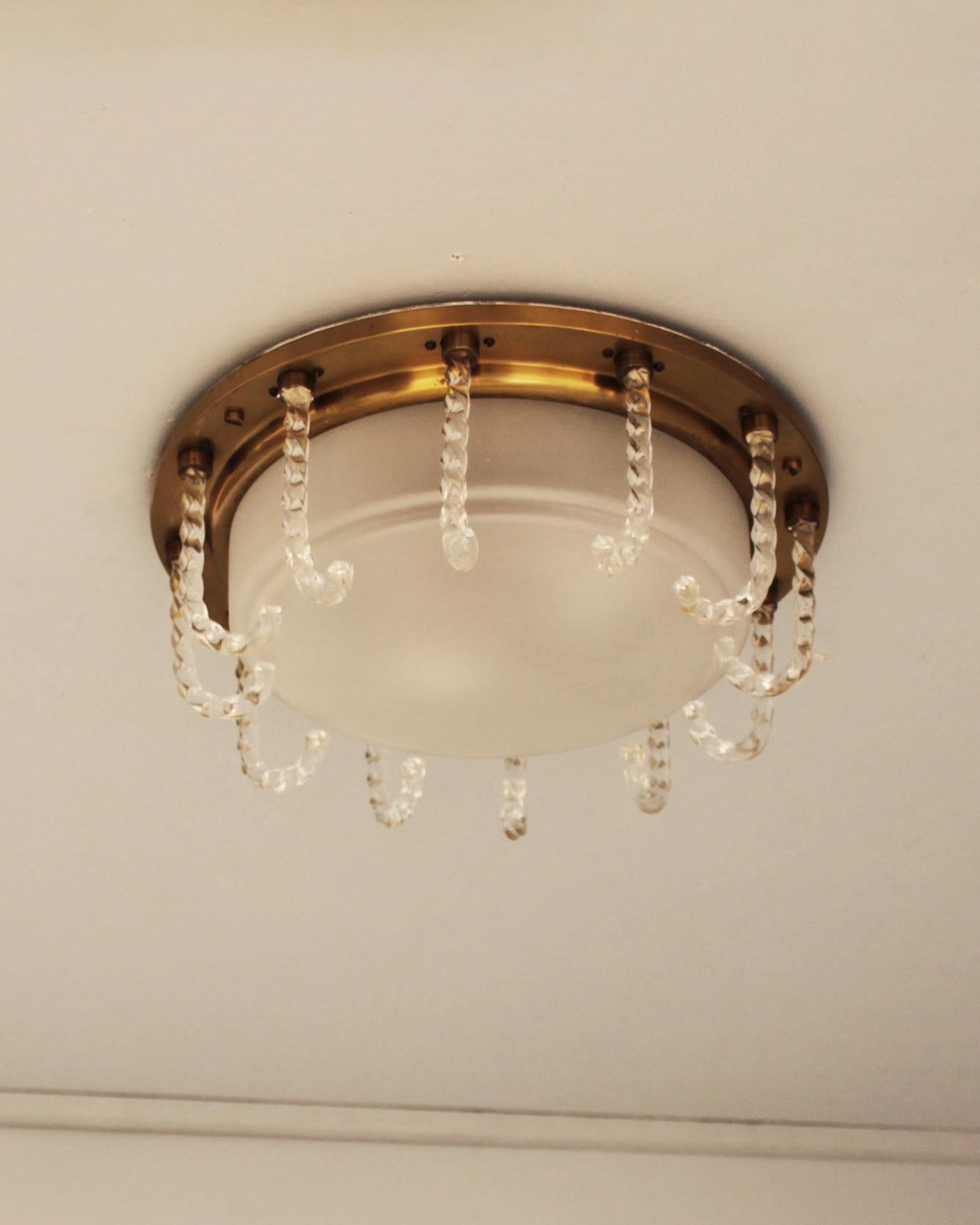 Seltener französischer Flush Mount aus Glas und Messing aus den 1950er Jahren von Leleu (Französisch) im Angebot