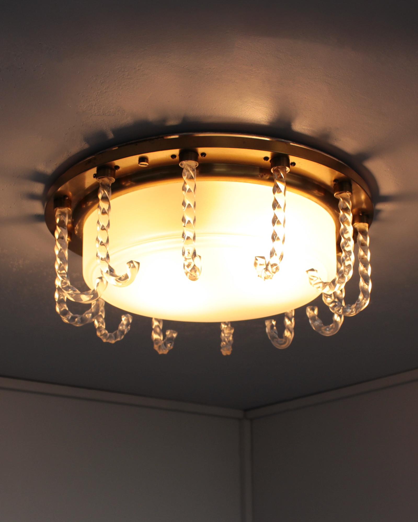 Seltener französischer Flush Mount aus Glas und Messing aus den 1950er Jahren von Leleu (Mattiert) im Angebot