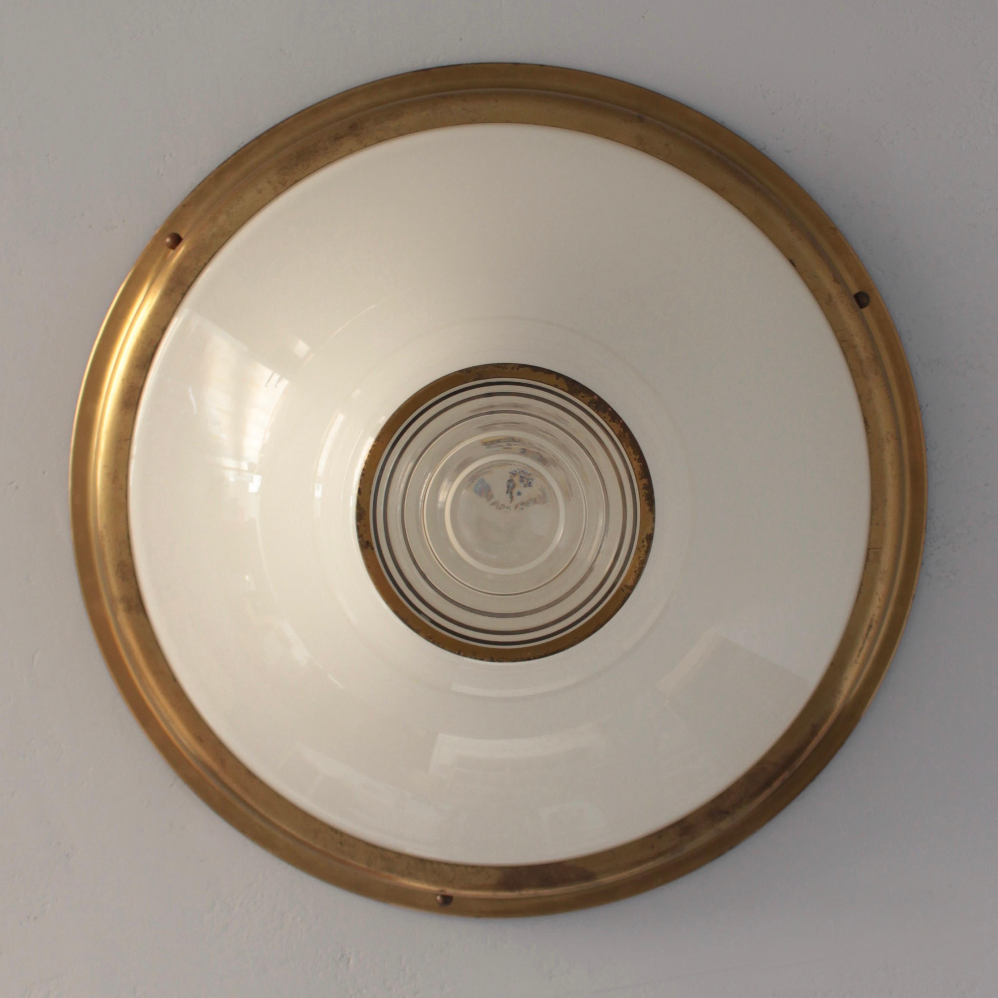 Dépoli Rare support encastré Art Déco français en verre et laiton de Jean Perzel en vente