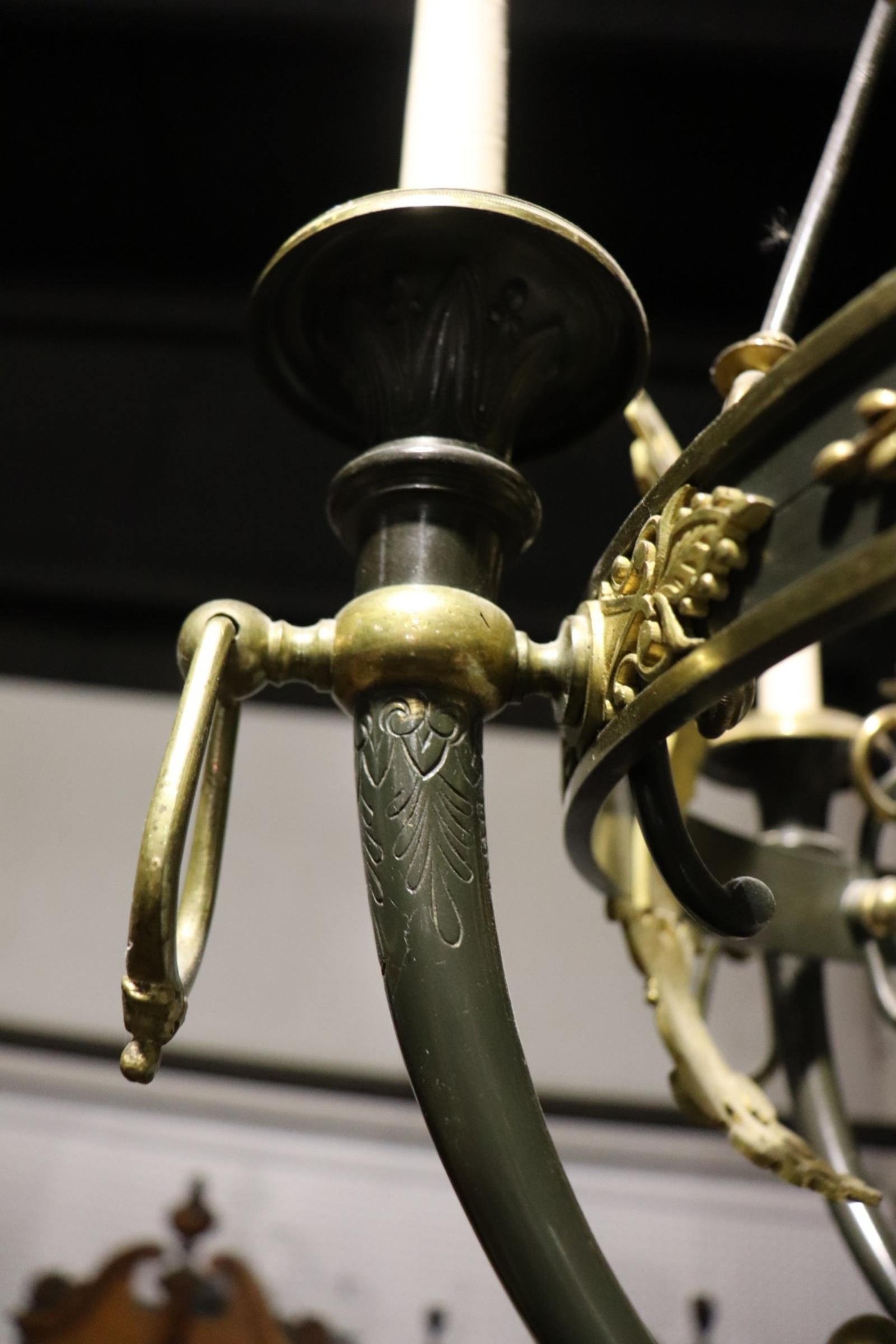 Seltener französischer Empire-Kronleuchter in Leierform aus Messing und Eisen in feiner Qualität im Angebot 4