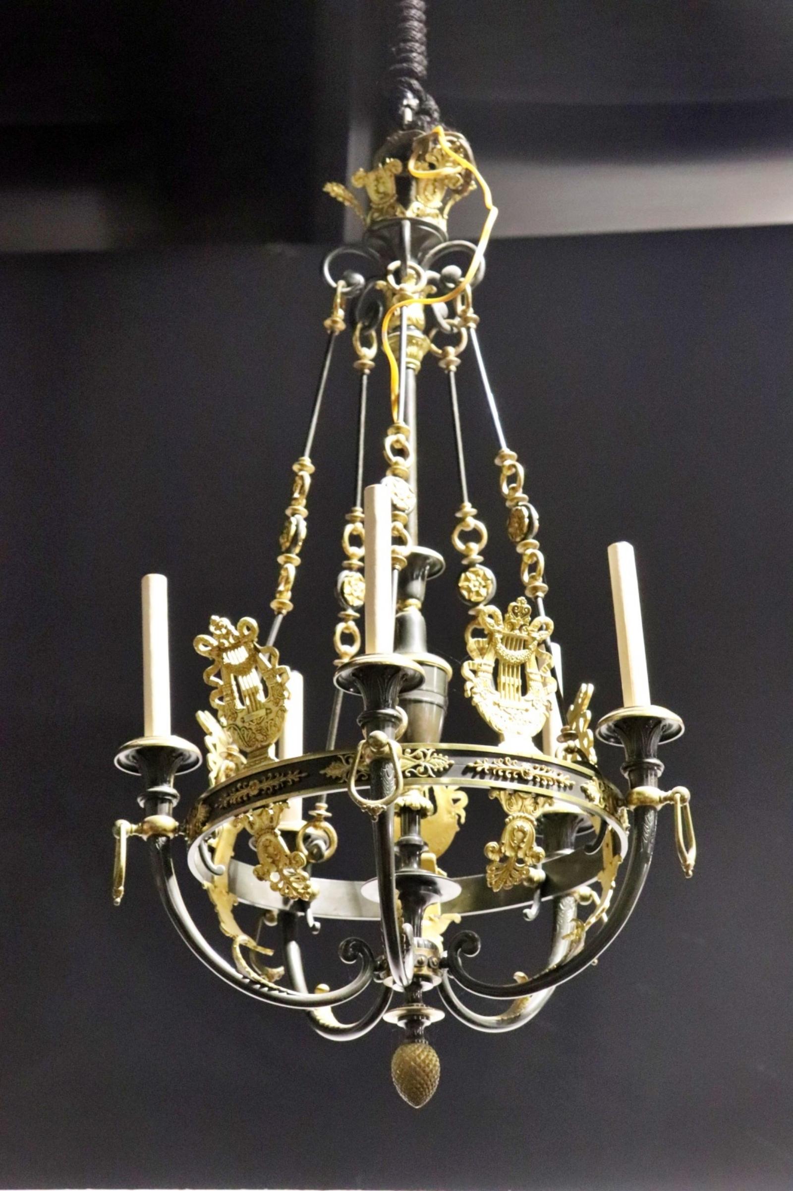 Seltener französischer Empire-Kronleuchter in Leierform aus Messing und Eisen in feiner Qualität im Angebot 5