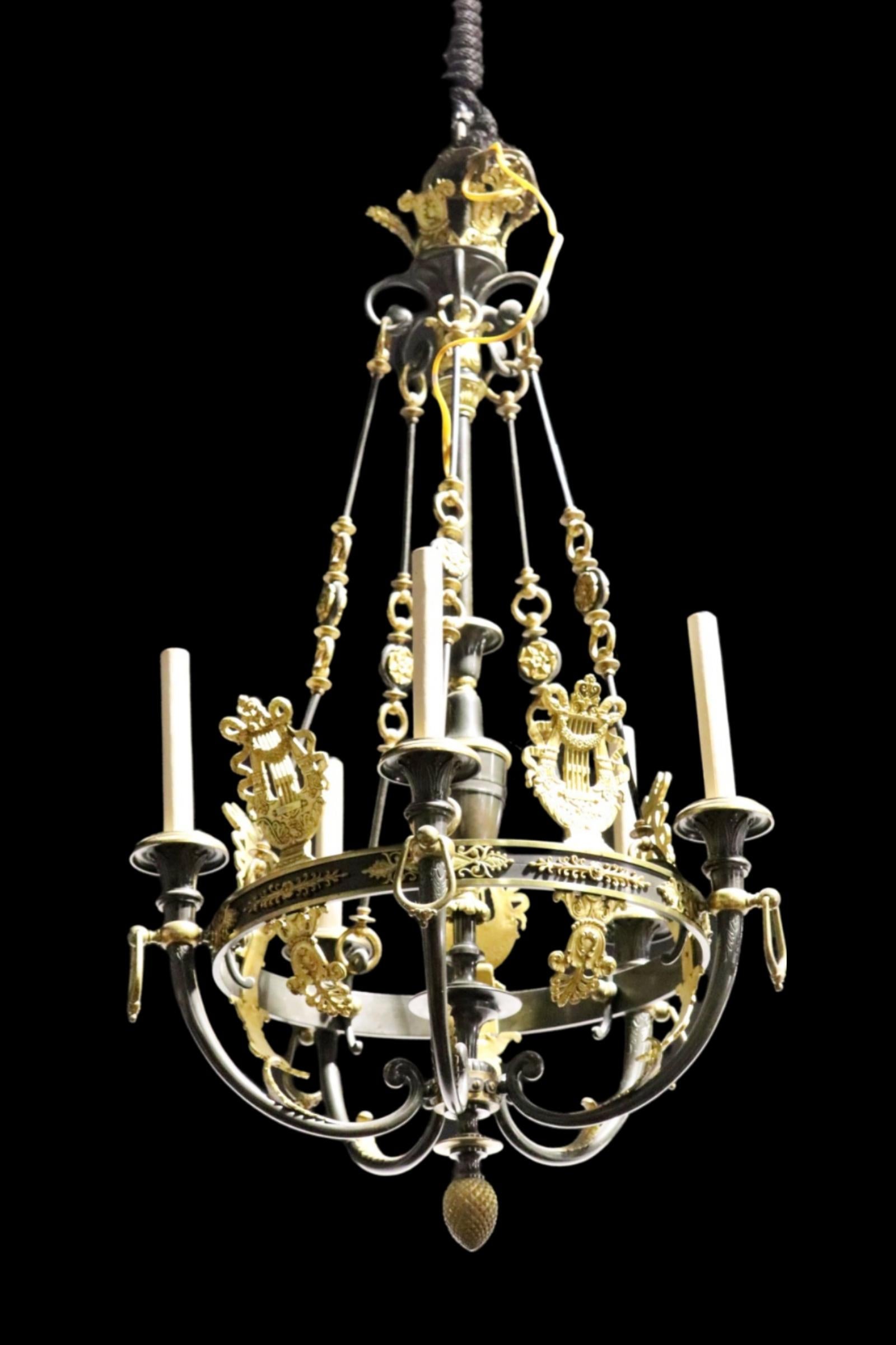 Qualität Turrn des Jahrhunderts Französisch Empire-Stil Kronleuchter. 

Gemischte Metalle. 

Abmessungen: 36