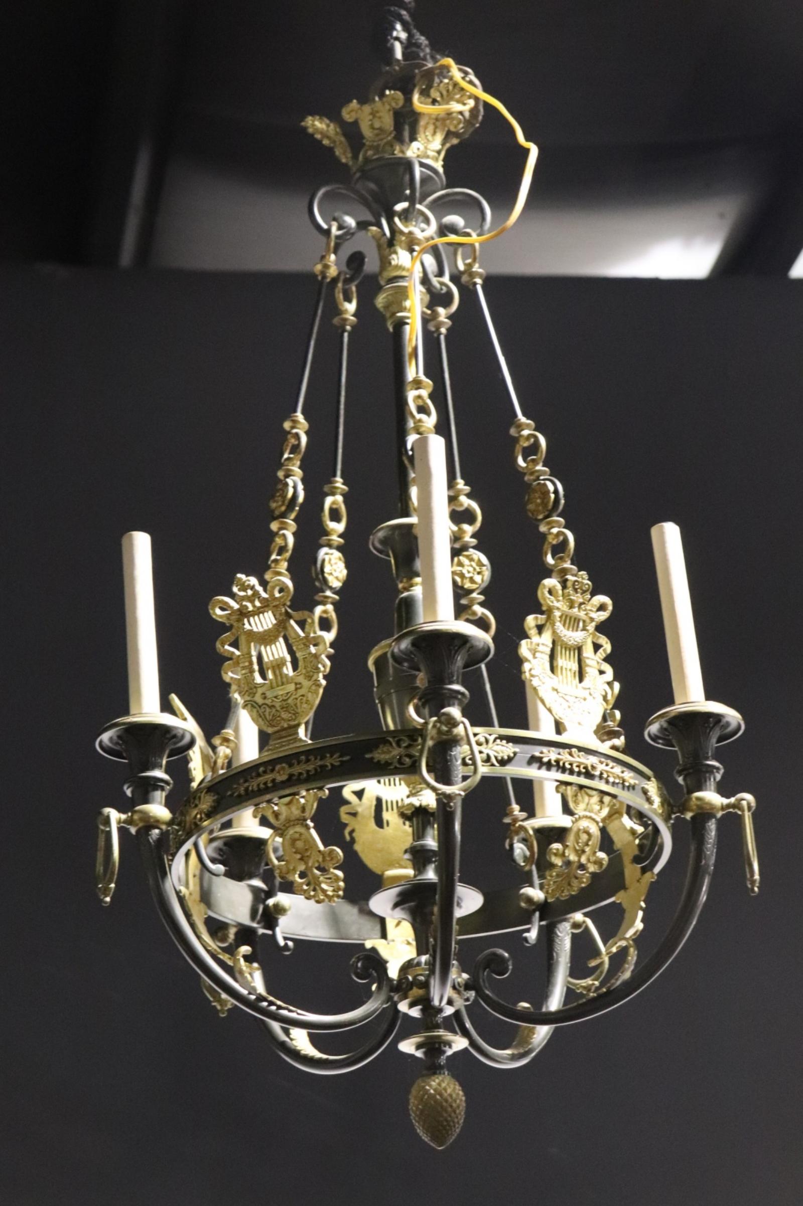 Seltener französischer Empire-Kronleuchter in Leierform aus Messing und Eisen in feiner Qualität (Europäisch) im Angebot