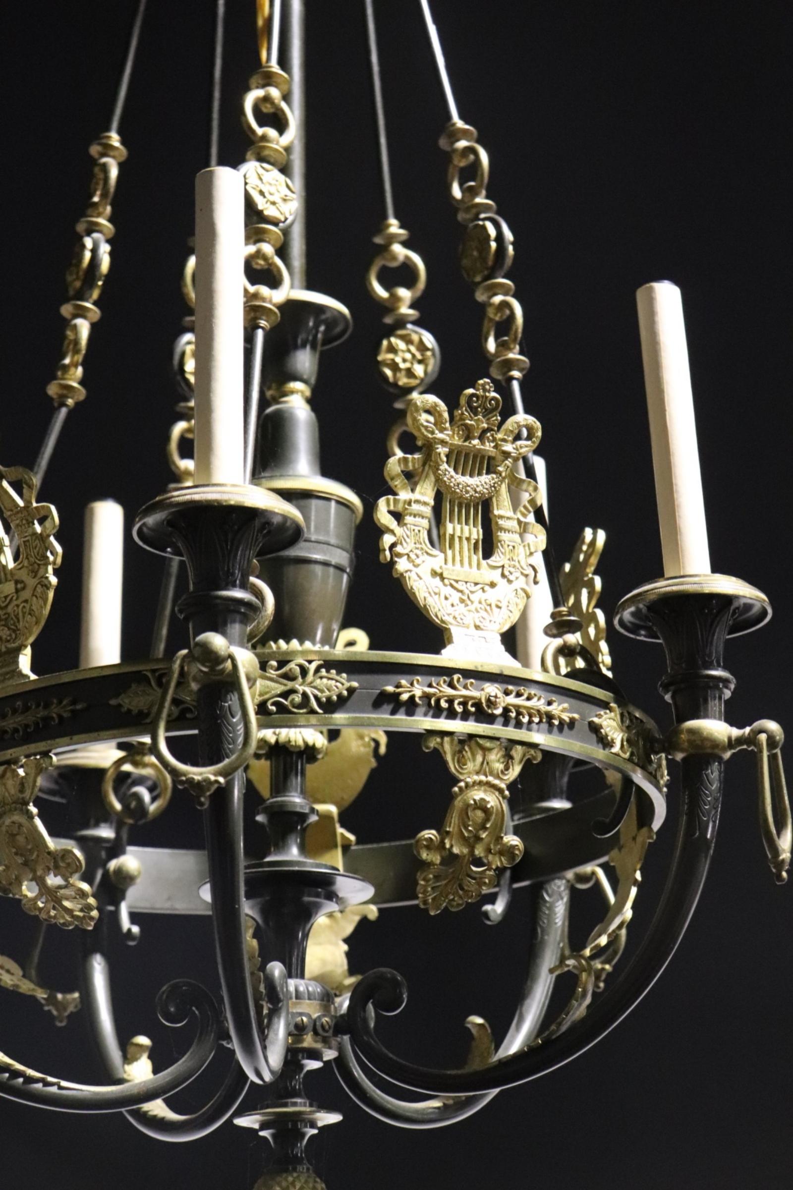 Seltener französischer Empire-Kronleuchter in Leierform aus Messing und Eisen in feiner Qualität im Zustand „Gut“ im Angebot in Swedesboro, NJ