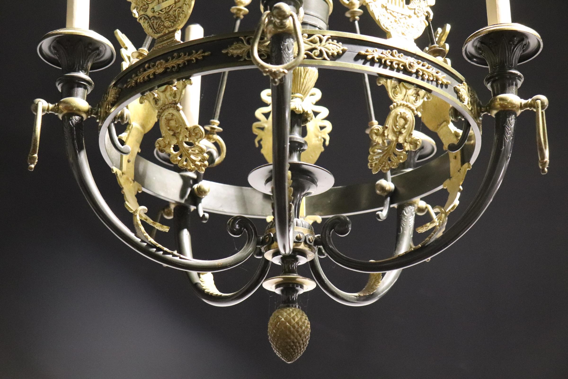 Seltener französischer Empire-Kronleuchter in Leierform aus Messing und Eisen in feiner Qualität (Metall) im Angebot