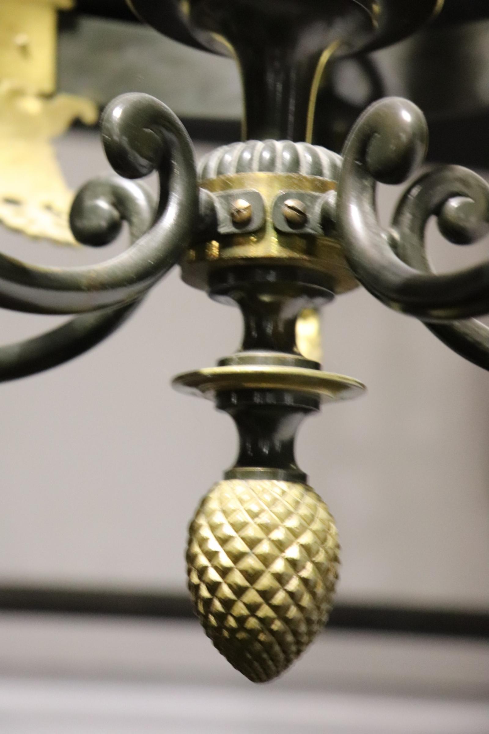Seltener französischer Empire-Kronleuchter in Leierform aus Messing und Eisen in feiner Qualität im Angebot 3
