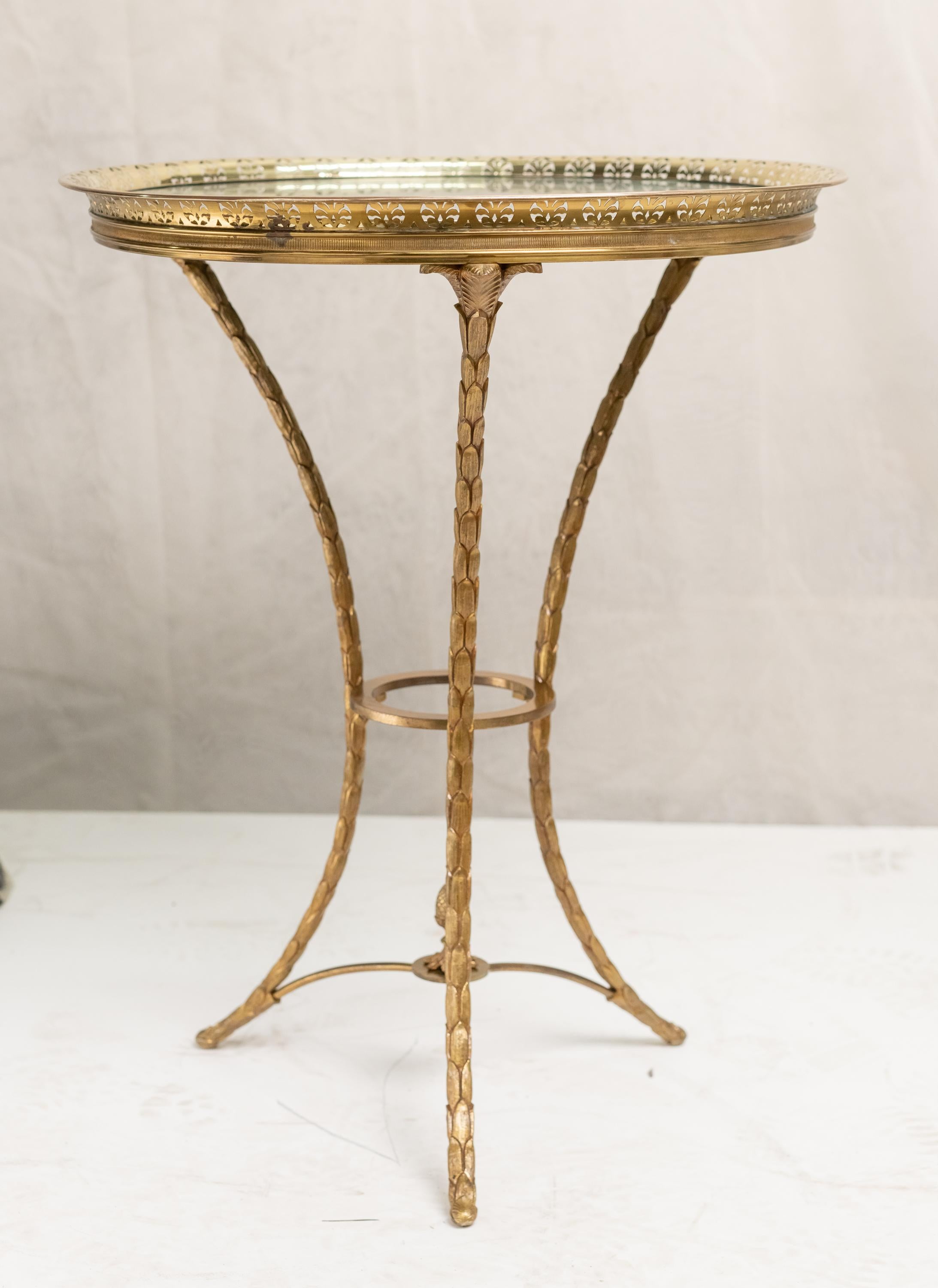 Rare guéridon en bronze doré de haute qualité de la Maison Baguès, avec base tripode à motif de palmiers, le dessus de la galerie étant garni de marbre 