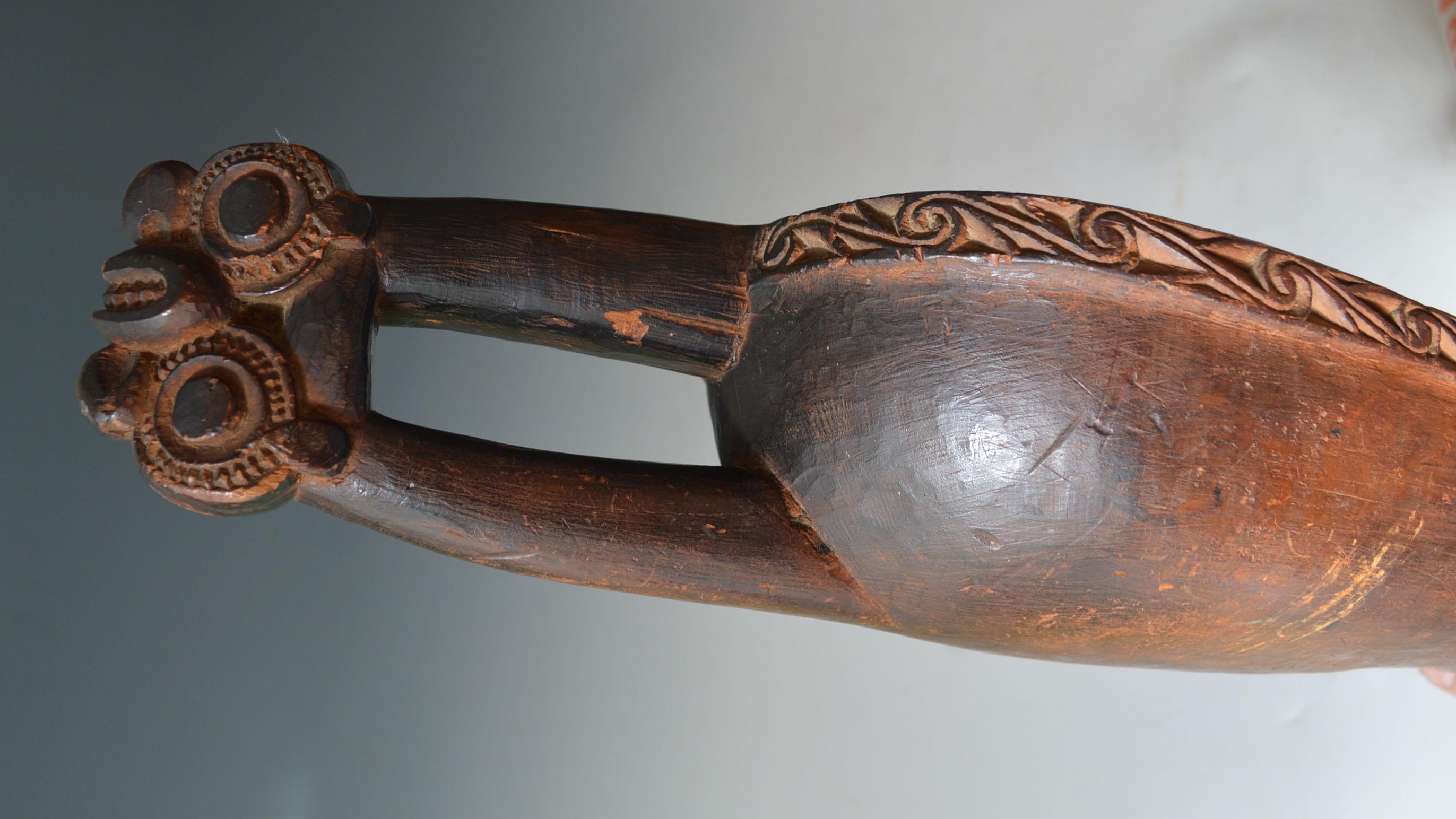Rare Finely Carved Maori Canoe Bailer Oceanic Polynesian tribal  Art In Good Condition For Sale In London, GB