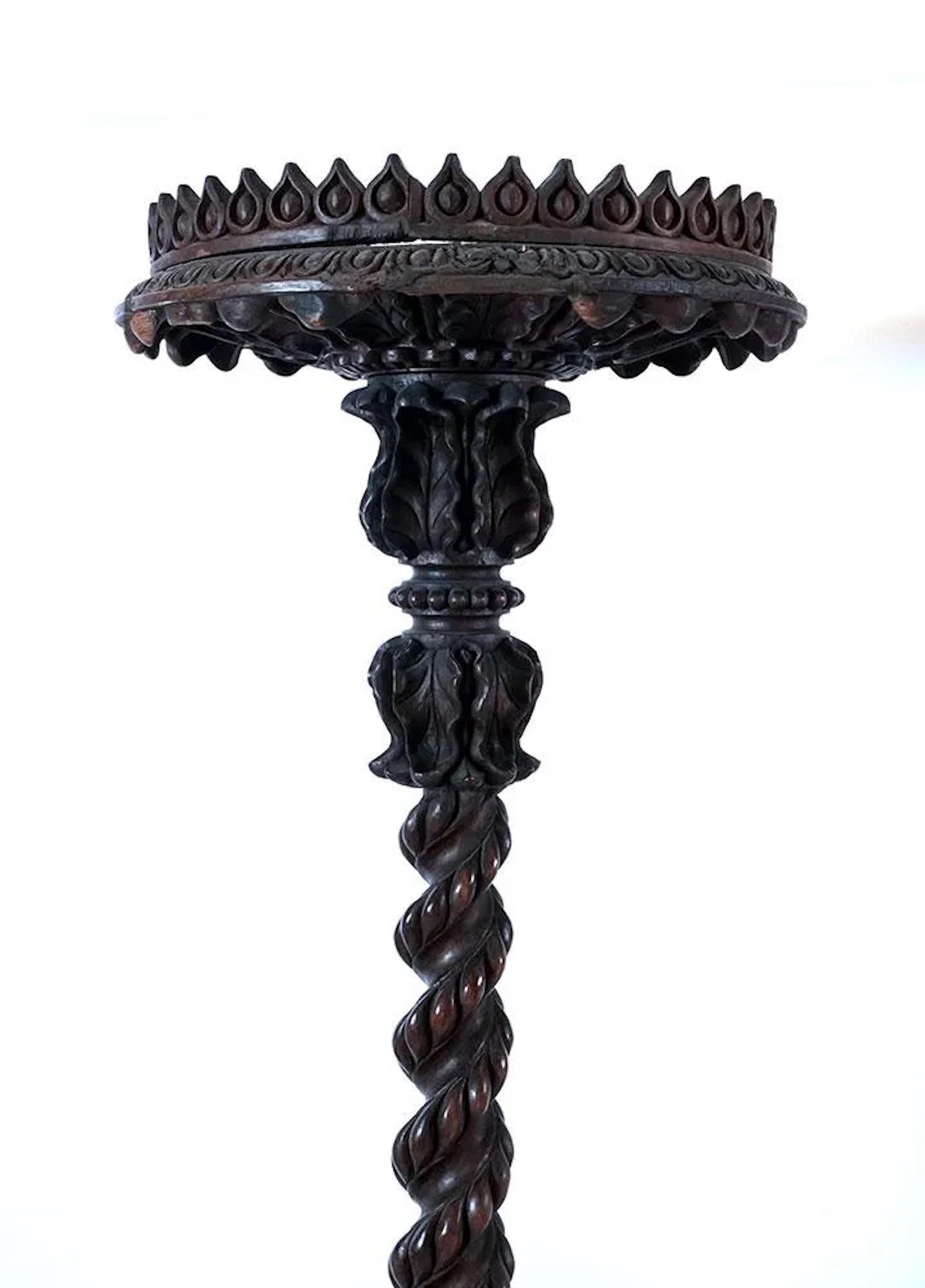 Rare Finely Carved Pair of Teak Anglo-Indian Torcheres  Jardinieres  In Good Condition For Sale In Montreal, QC