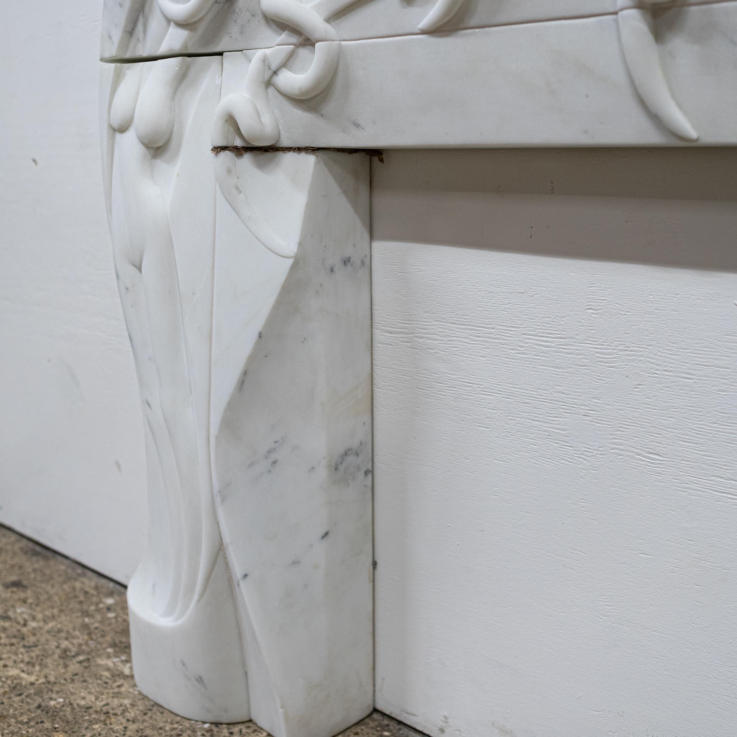 Rare cheminée en marbre statuaire finement sculptée en vente 4