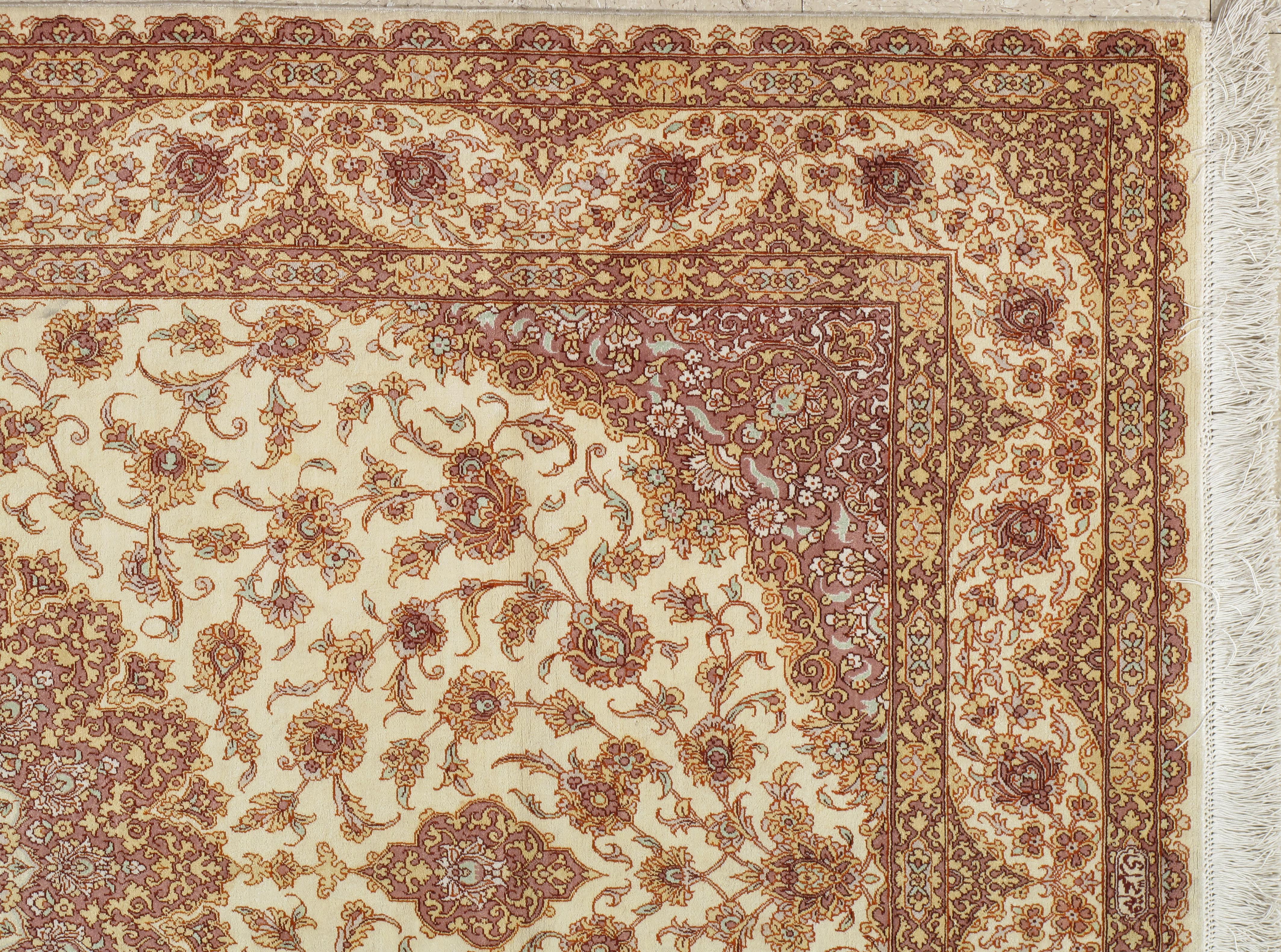 Seltener fein gewebter persischer Seiden Qum, handgefertigter Orientteppich, weiches Elfenbein (Persisch) im Angebot