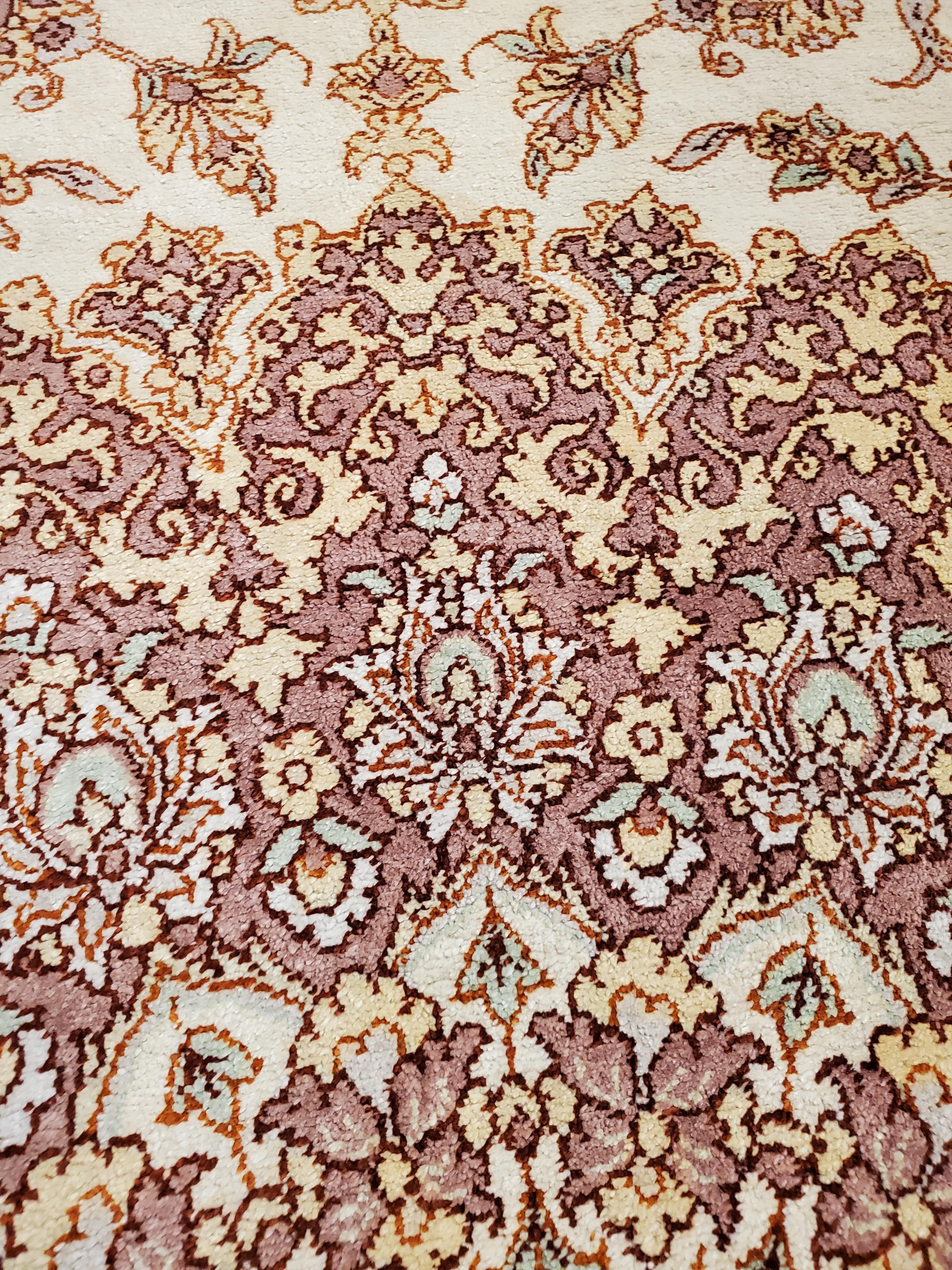 Seltener fein gewebter persischer Seiden Qum, handgefertigter Orientteppich, weiches Elfenbein (20. Jahrhundert) im Angebot