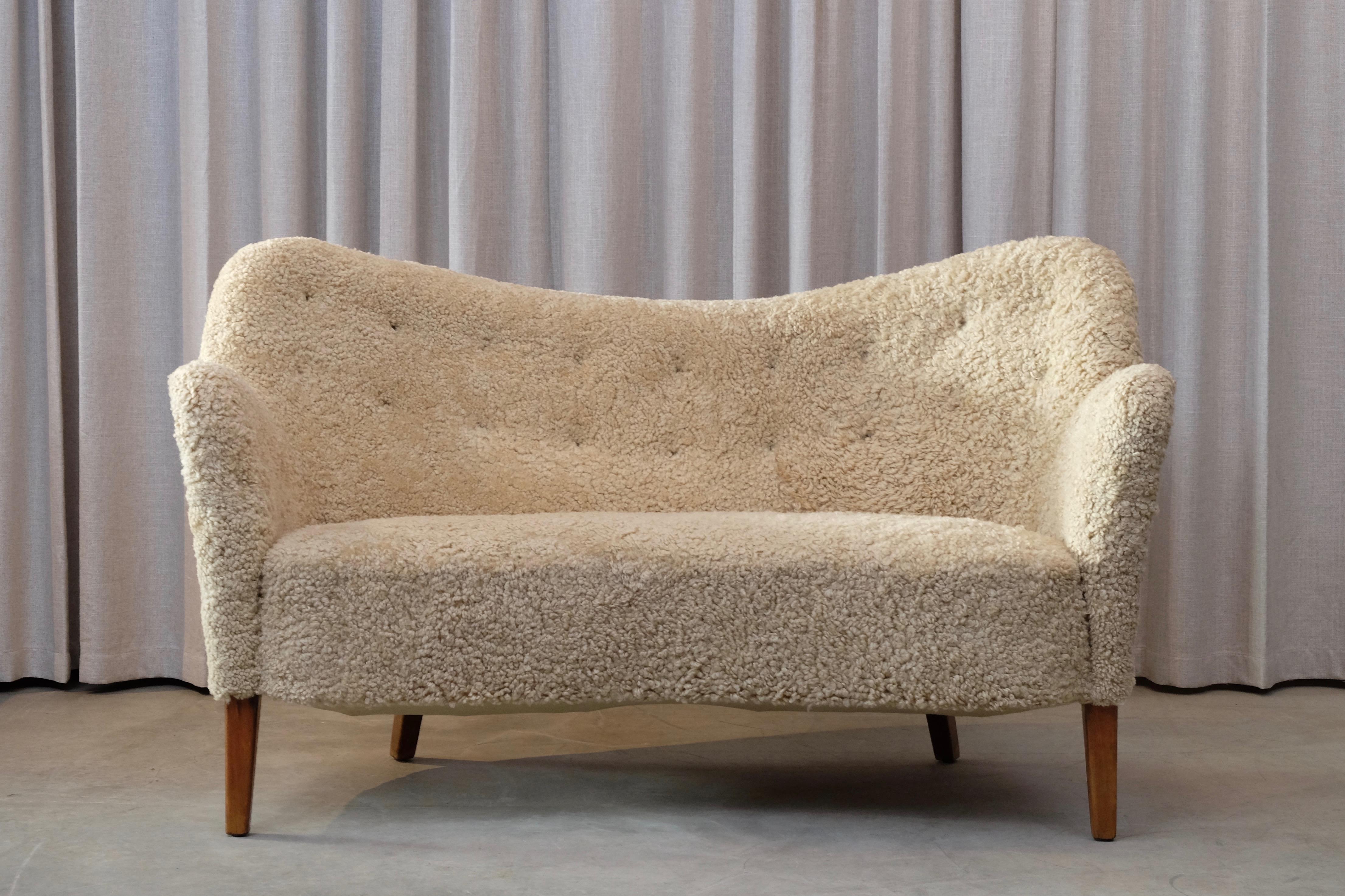 Newly upholstered in sheepskin. Excellent condition. 

 