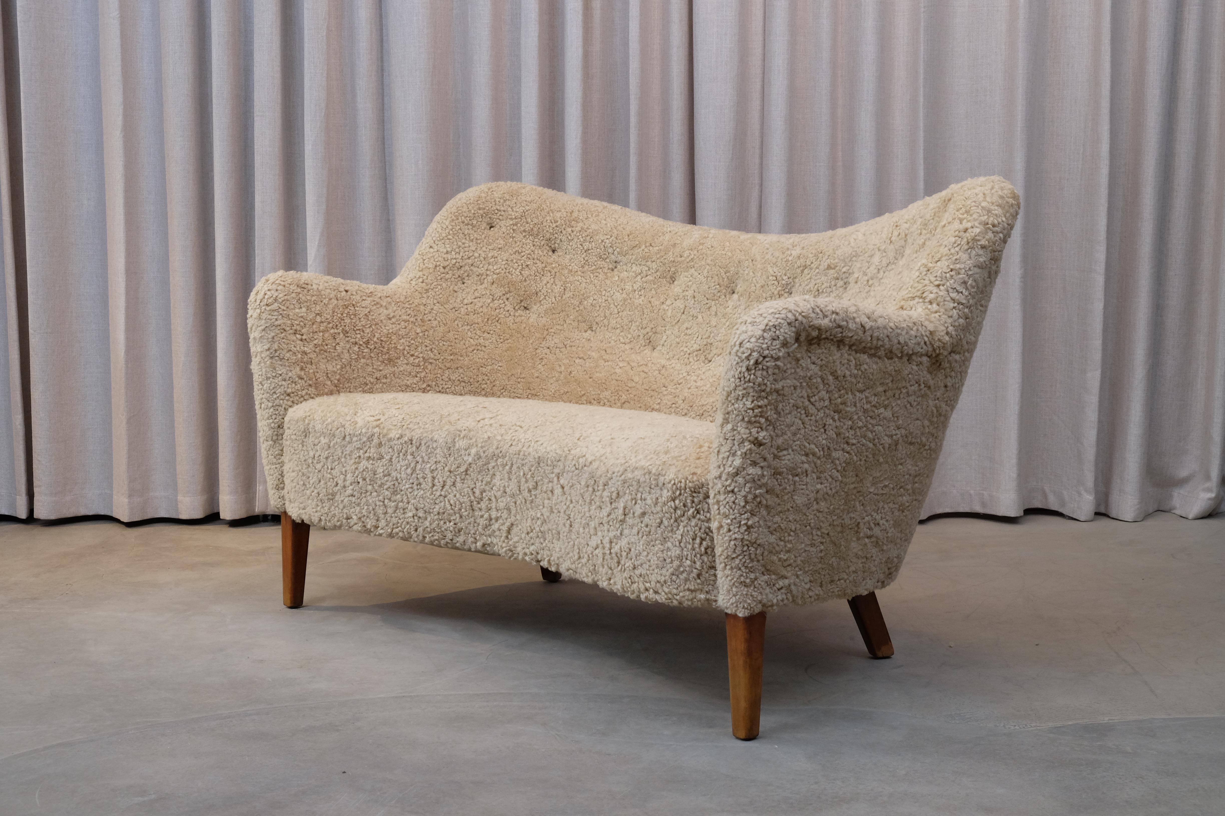 Sheepskin Settee Model 185 by Slagelse Møbelværk, 1950s In Good Condition In Stockholm, SE