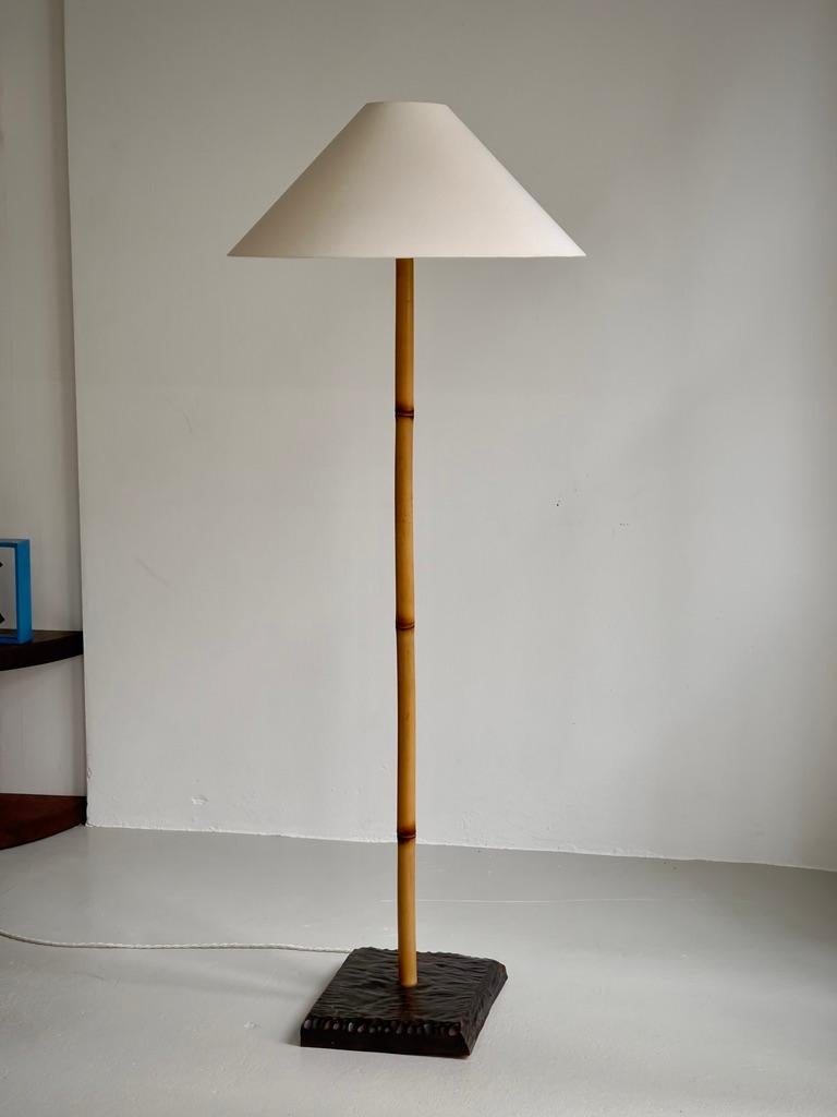 Organico moderno Rara lampada da terra finlandese degli anni '60 in rattan di bambù patinato e base in Oak macchiato. in vendita