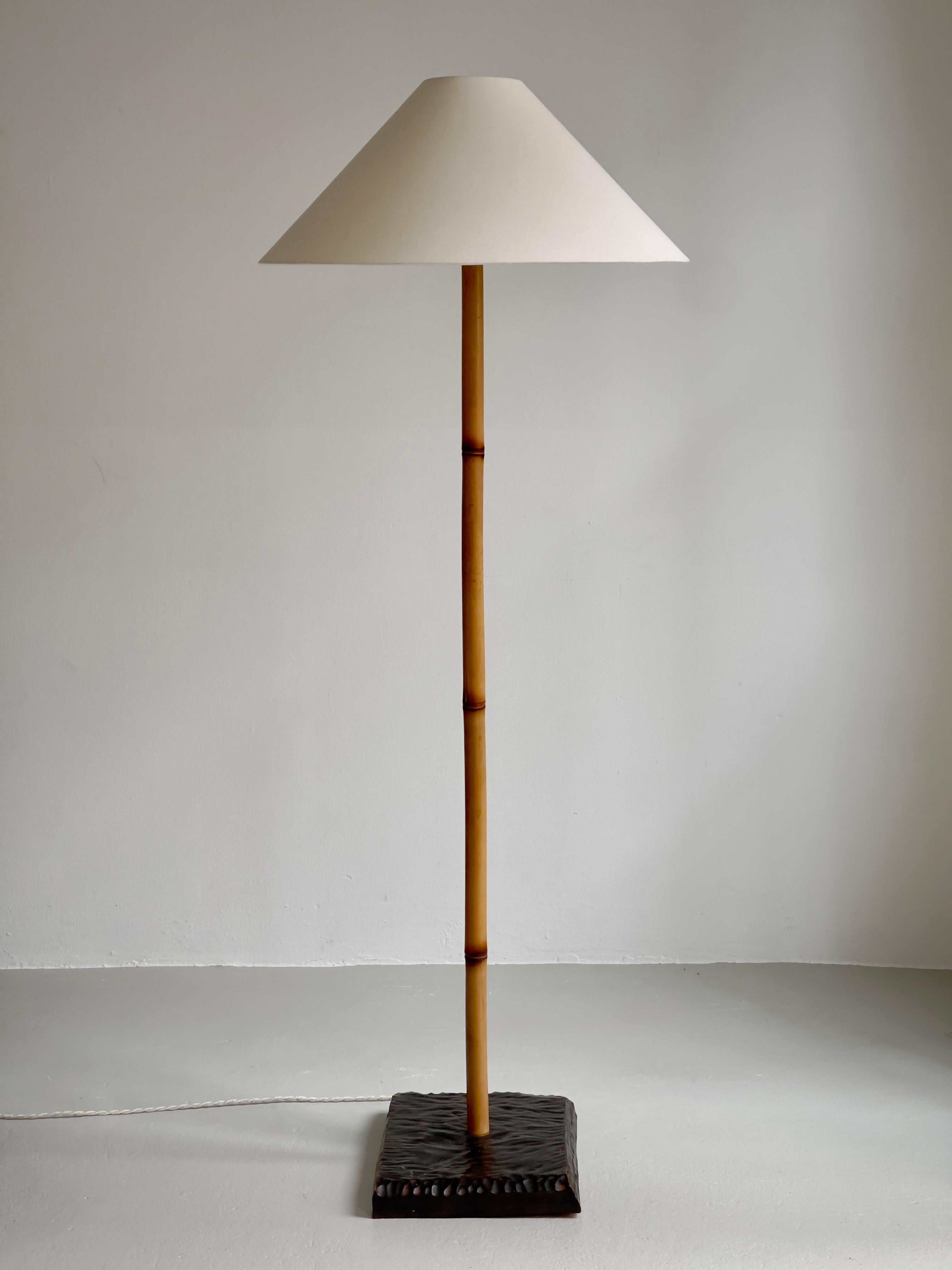 Questa rara lampada da terra finlandese organica e moderna degli anni '60 è una straordinaria incarnazione dell'estetica japandi, che fonde l'artigianato scandinavo con la semplicità di ispirazione giapponese. Disegnata nello stile di Isamu Noguchi,