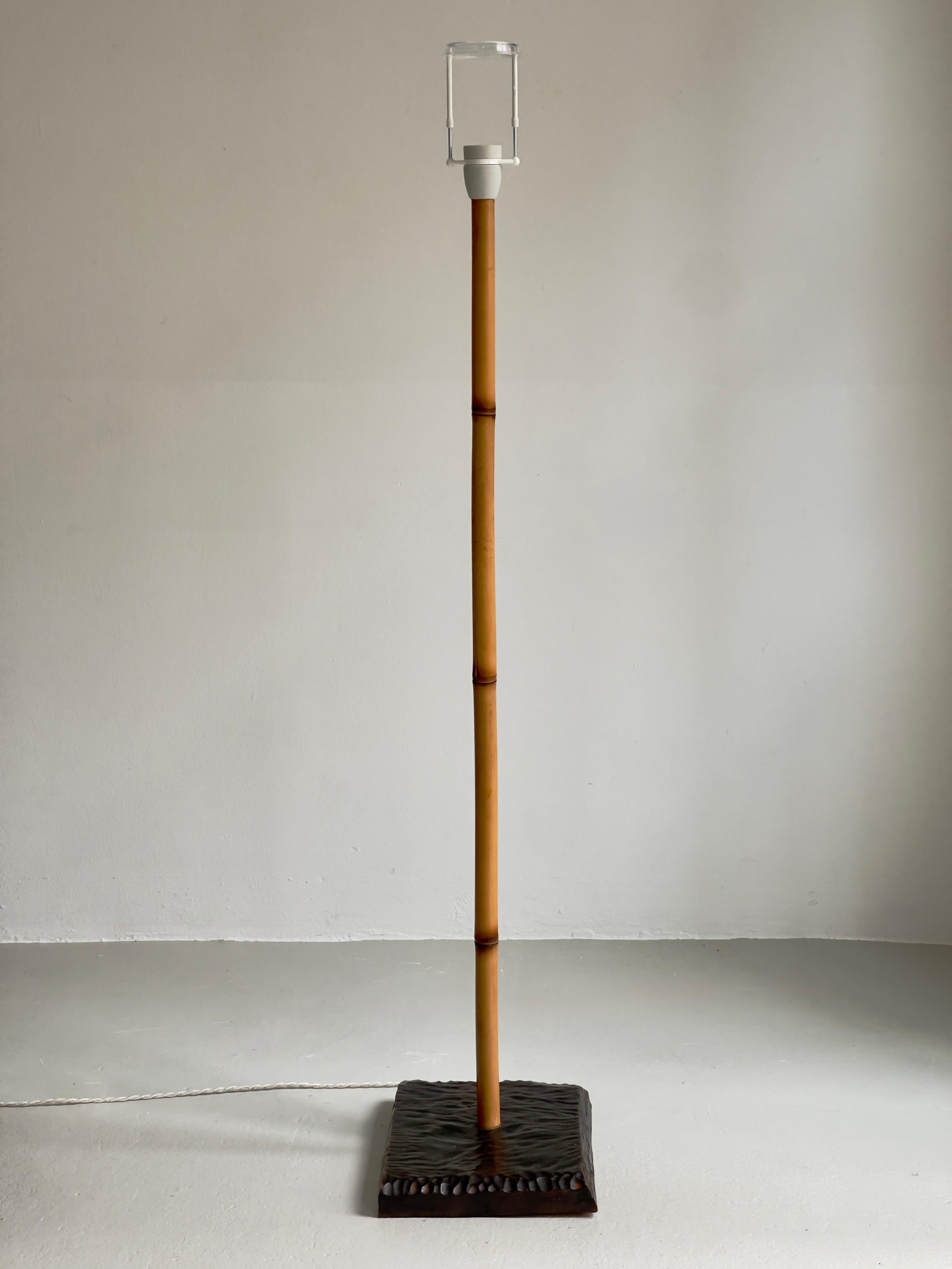 Metà XX secolo Rara lampada da terra finlandese degli anni '60 in rattan di bambù patinato e base in Oak macchiato. in vendita