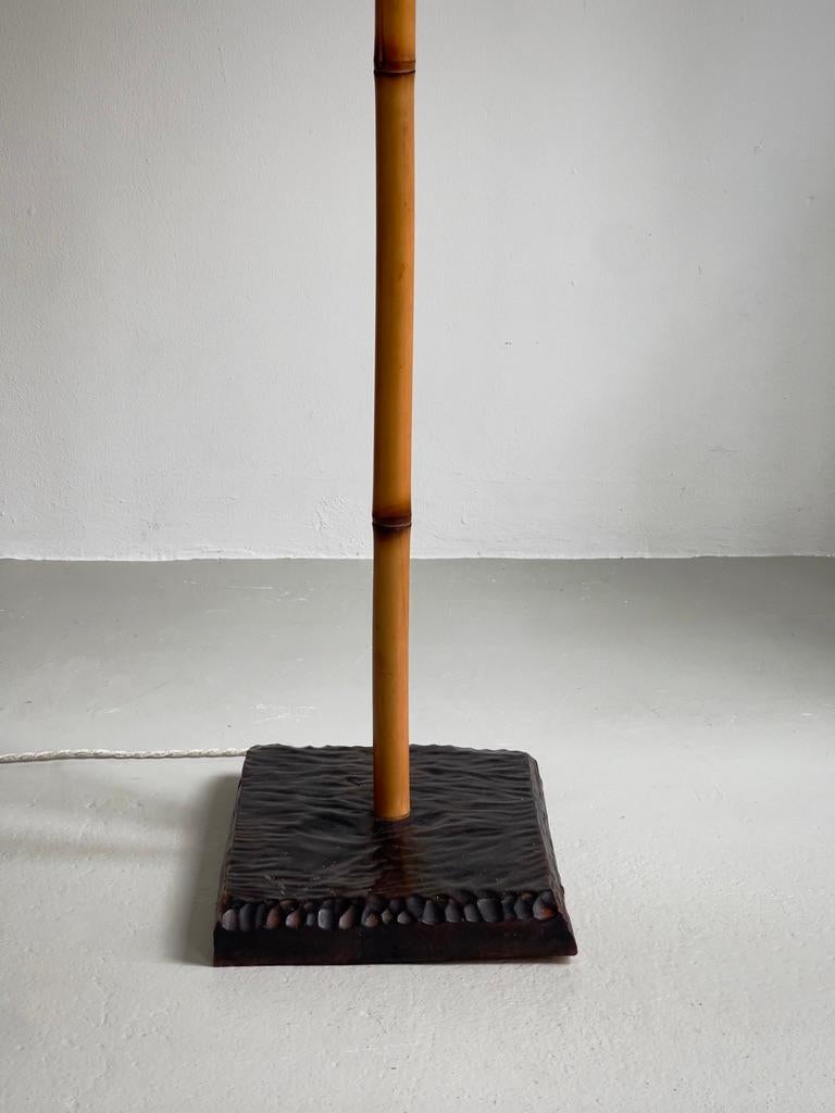 Finlandese Rara lampada da terra finlandese degli anni '60 in rattan di bambù patinato e base in Oak macchiato. in vendita